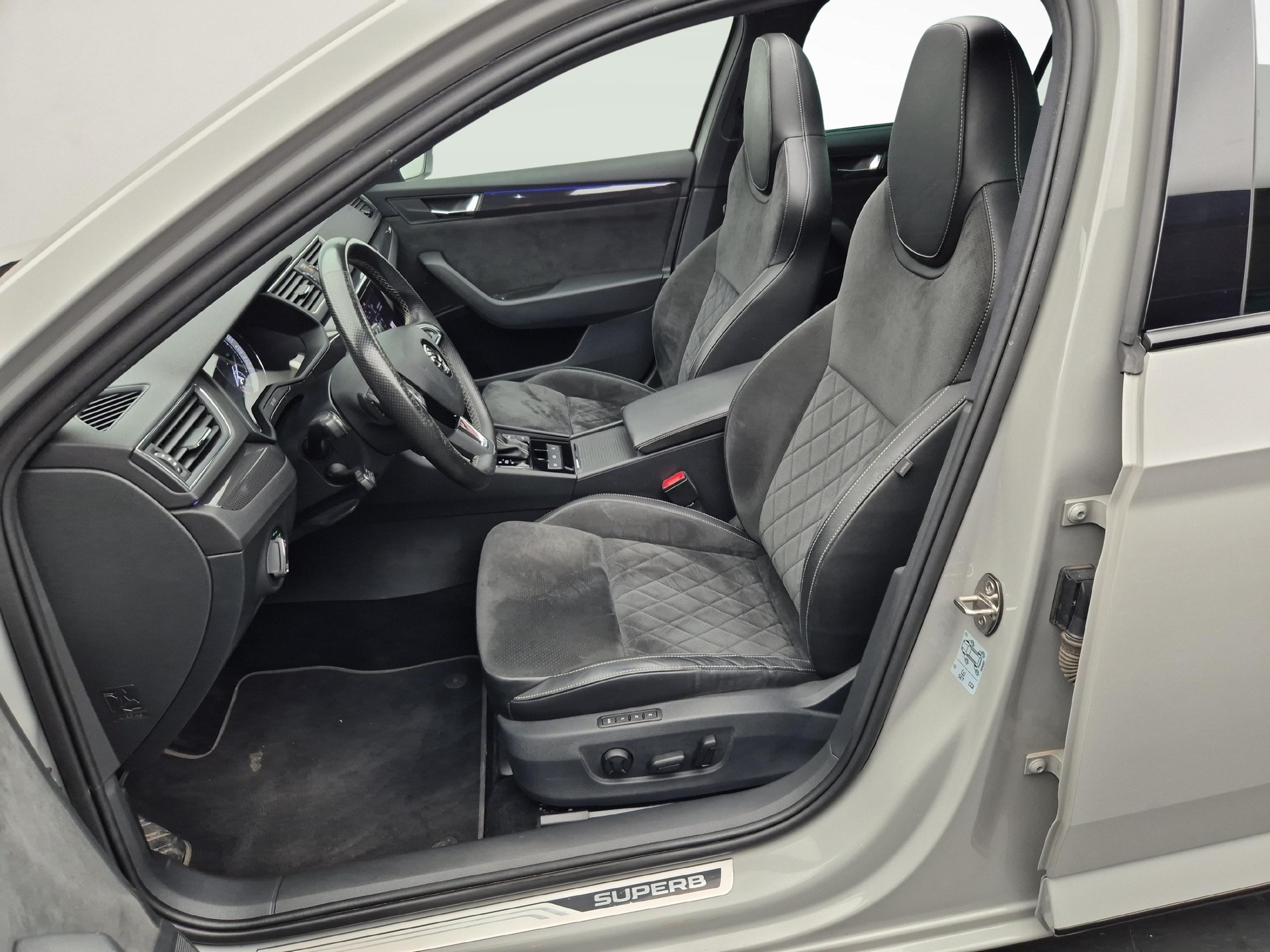 SKODA Superb Combi 2.0 TSI 280 SportLine+ 4x4 DSG-showroom-element-2