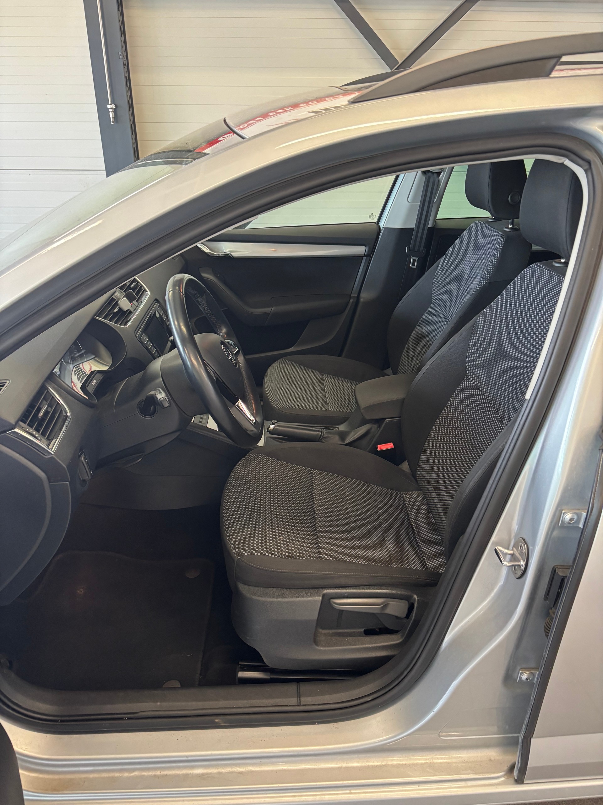 SKODA Octavia Combi 1.8 TSI Ambition 4x4 DSG-image-7