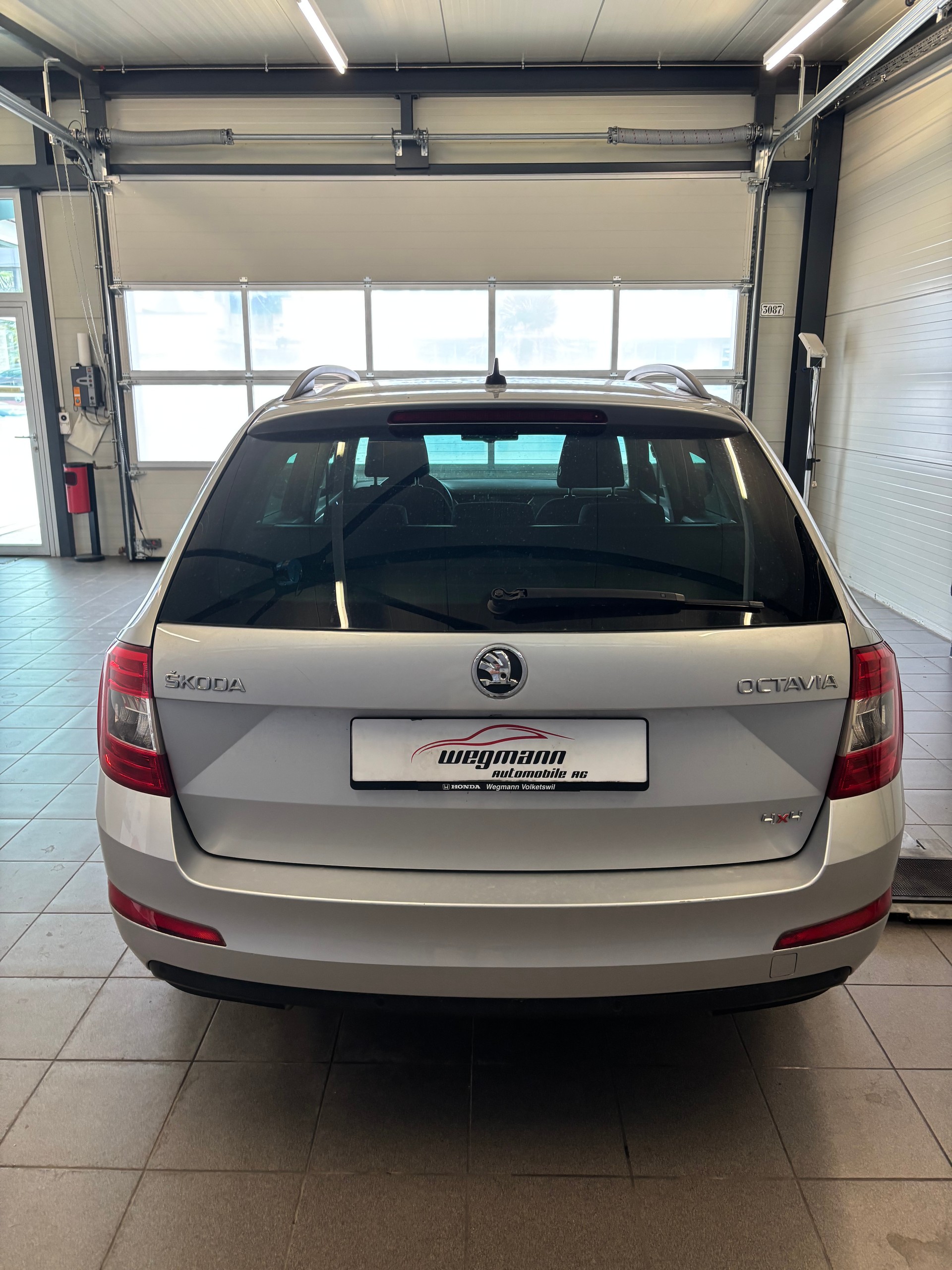 SKODA Octavia Combi 1.8 TSI Ambition 4x4 DSG-image-4