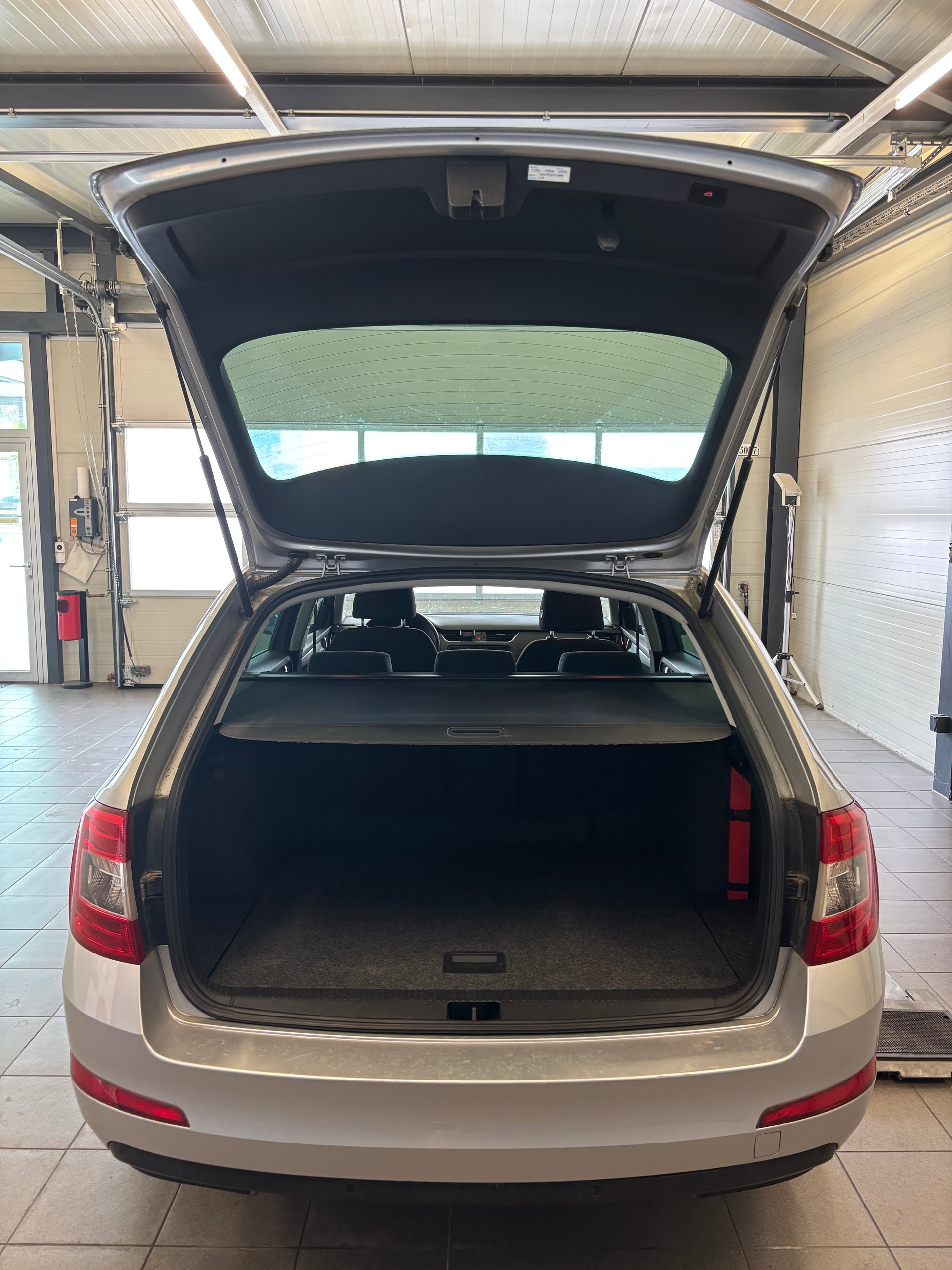 SKODA Octavia Combi 1.8 TSI Ambition 4x4 DSG-image-13