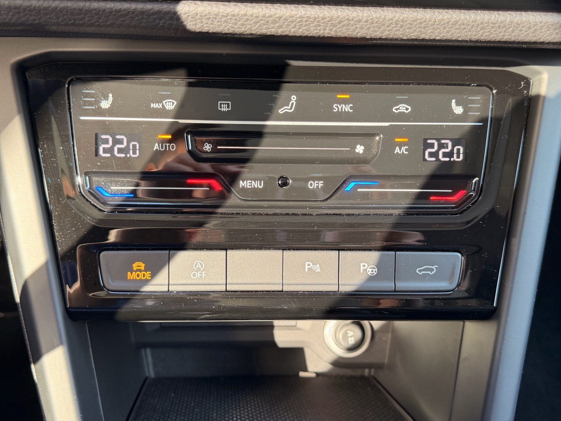 VW Touran 1.5 TSI DSG HIGHLINE R-LINE *** PANORAMAGLASDACH & 7-SITZER ***-image-21