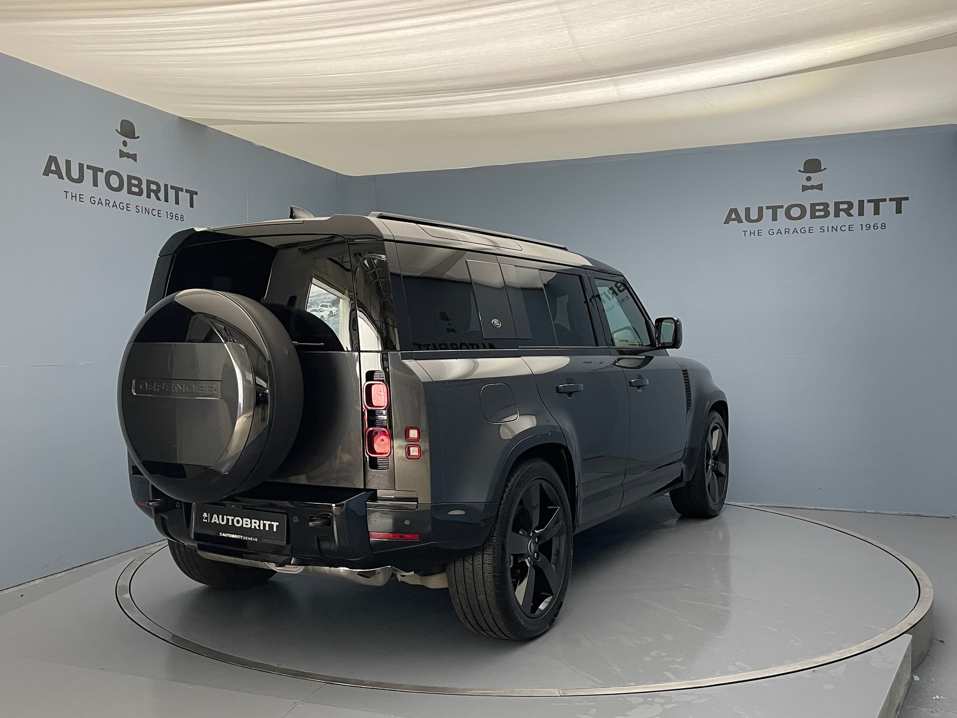 LAND ROVER Defender 110 2.0 P400e X-Dynamic HSE-showroom-element-3