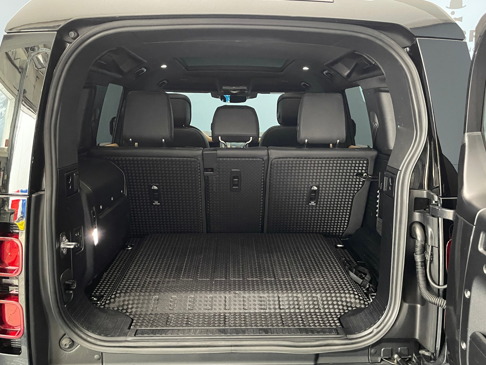 LAND ROVER Defender 110 2.0 P400e X-Dynamic HSE-image-12