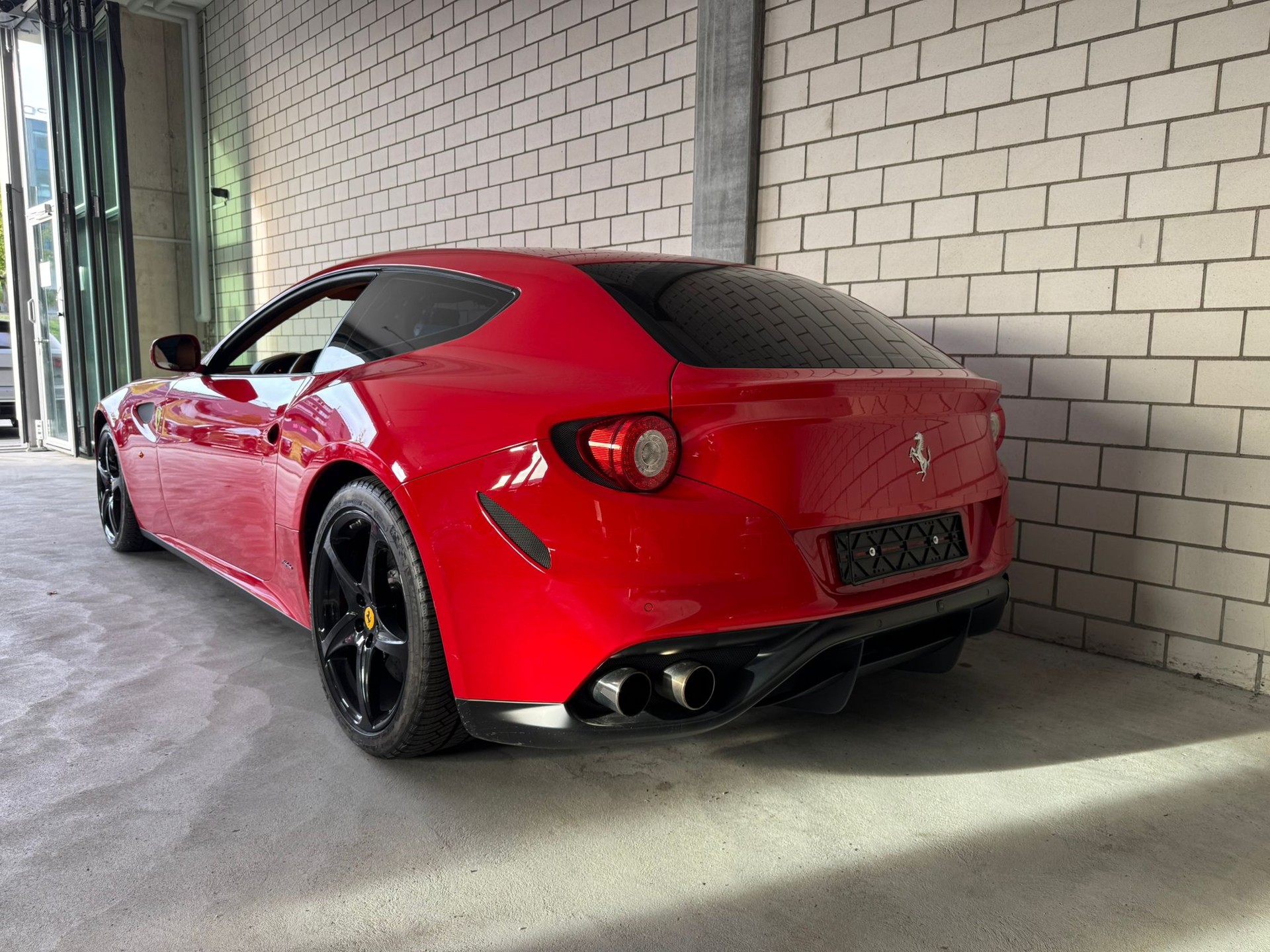 FERRARI FF-showroom-element-3