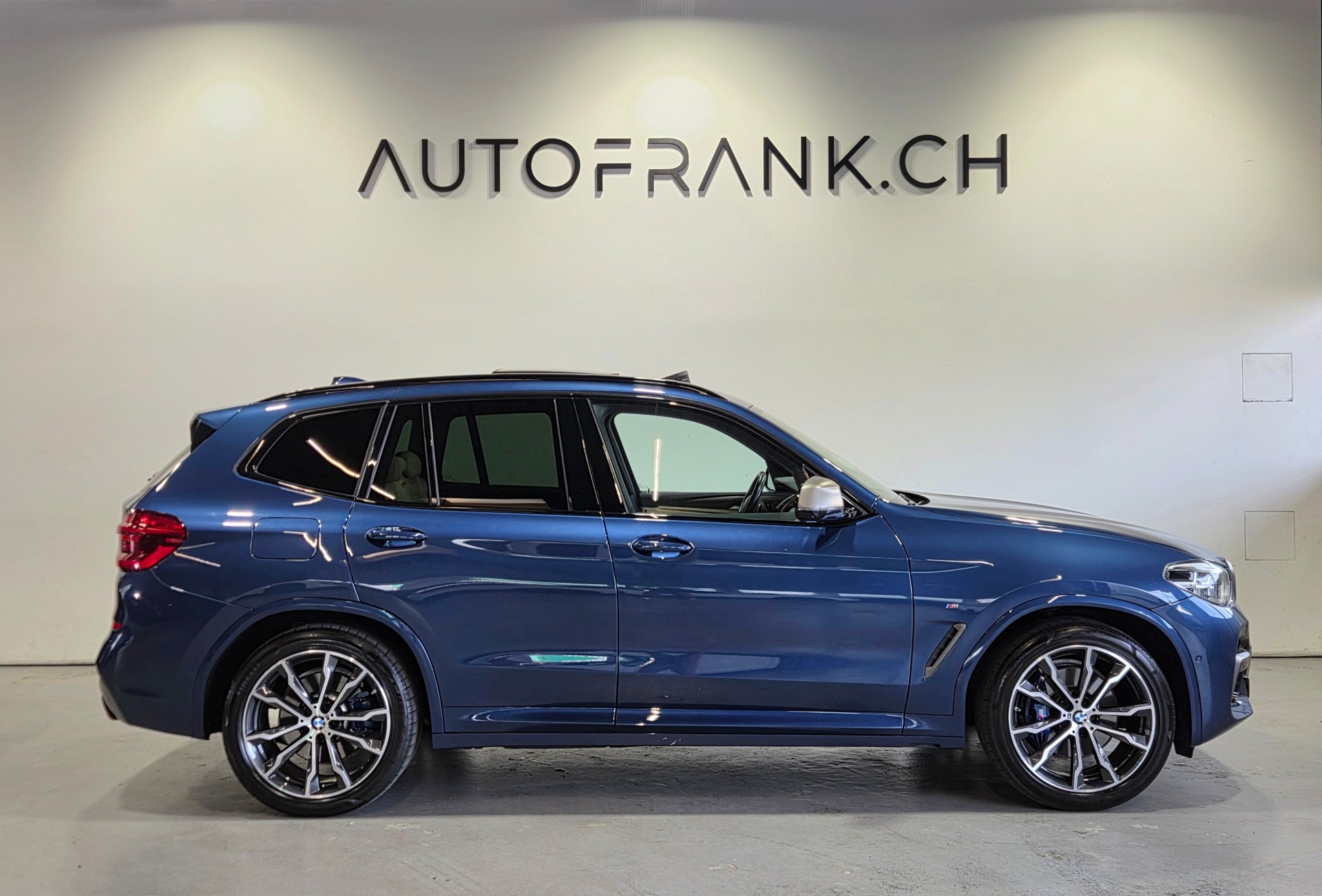 BMW X3 M40i-showroom-element-1