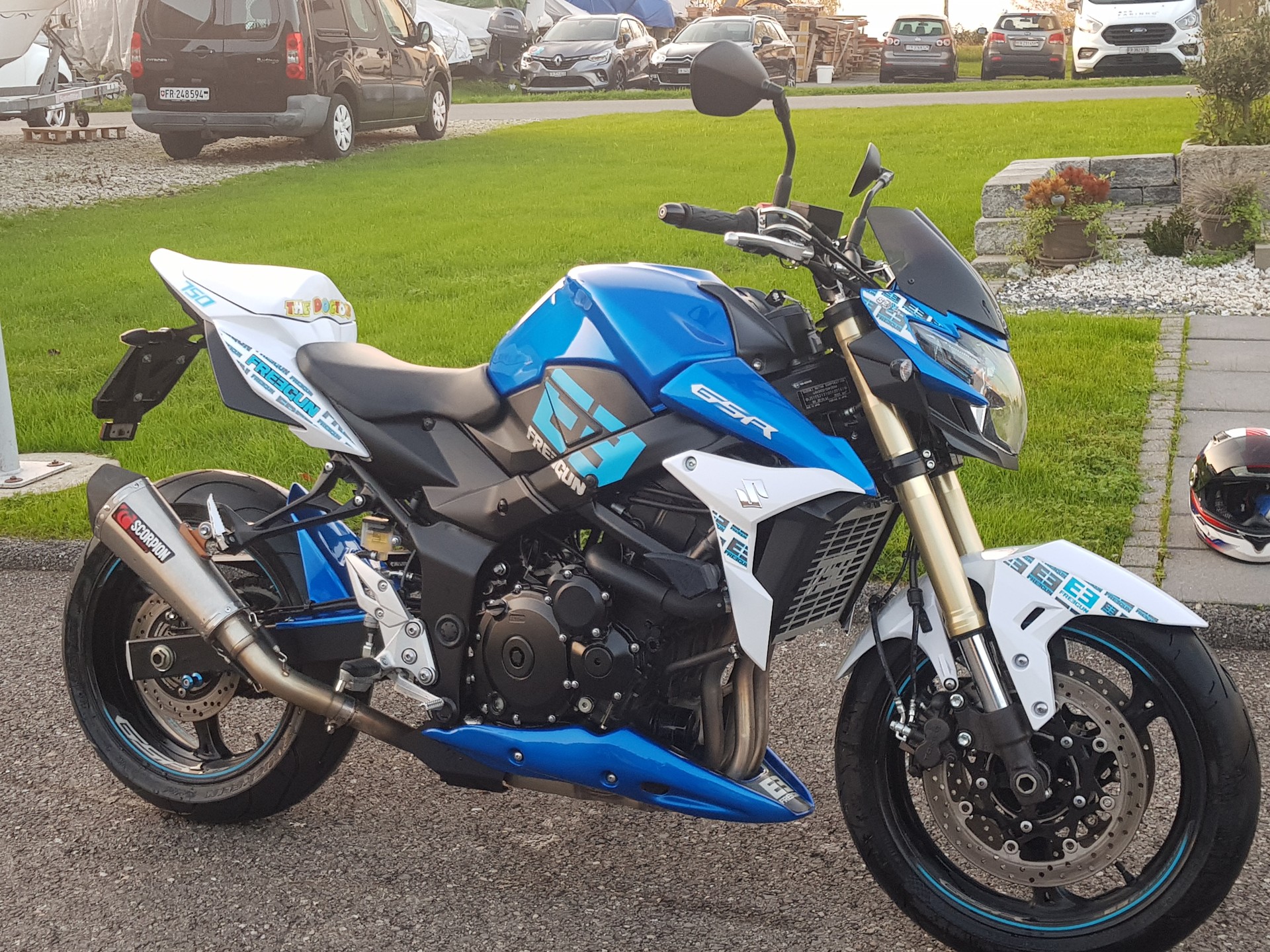 SUZUKI GSR 750 6SA489-image-2