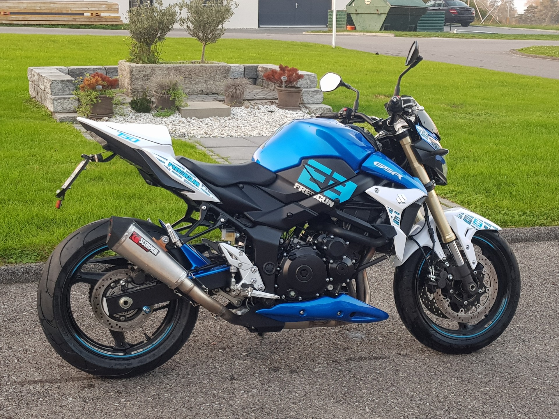 SUZUKI GSR 750 6SA489-image-1