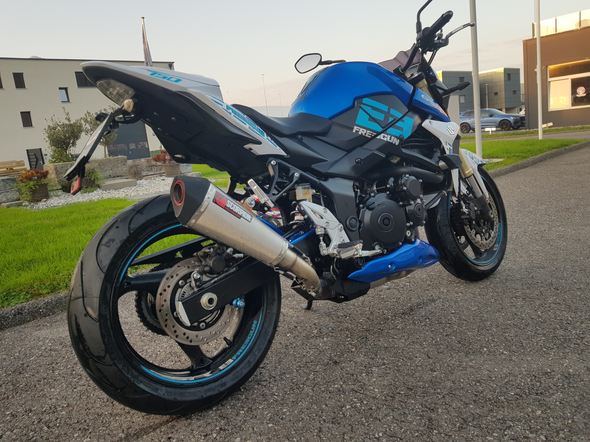 SUZUKI GSR 750 6SA489-image-0