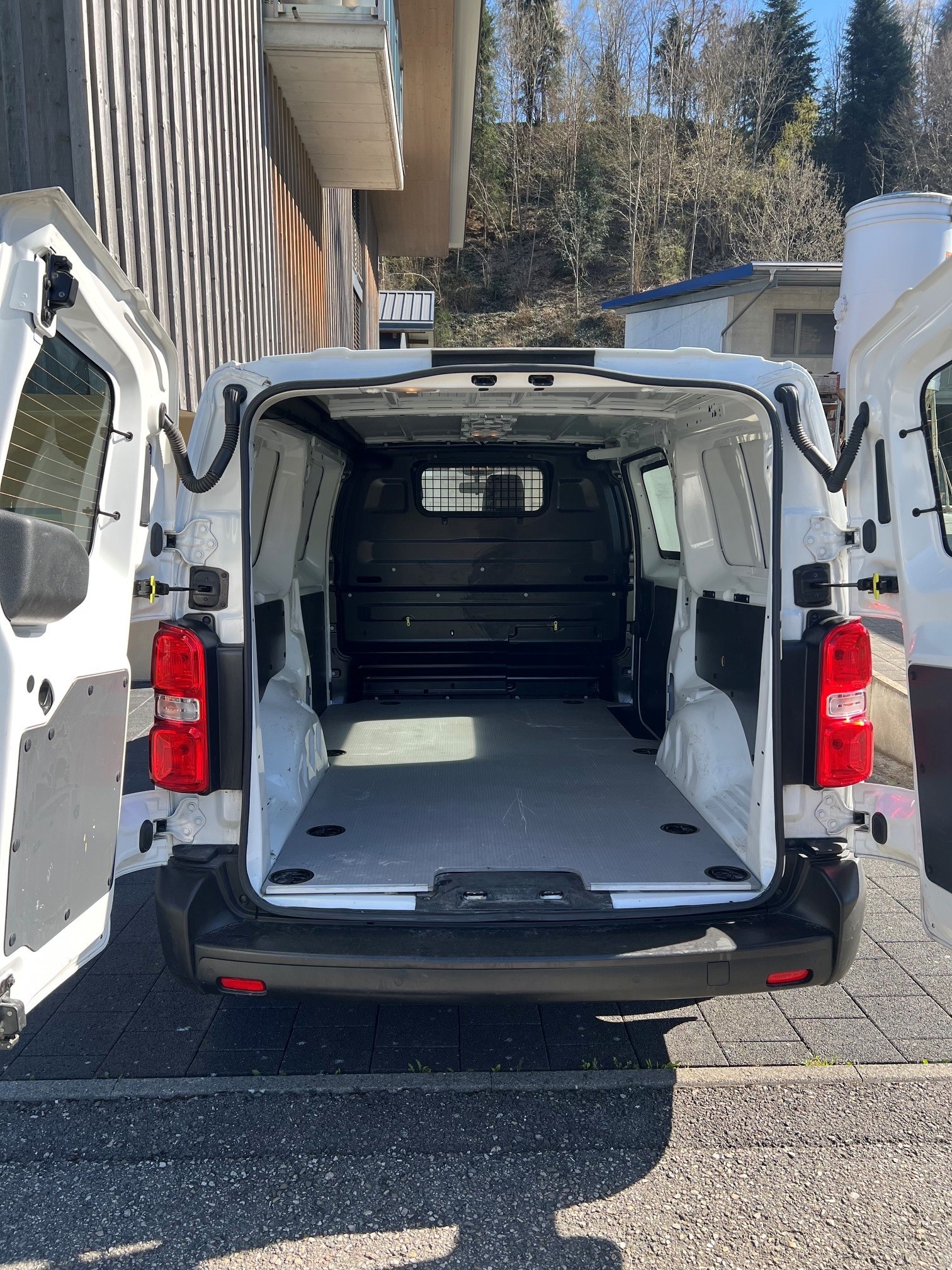 TOYOTA Proace 2.0D Panel Van Long Active 4x4-image-4