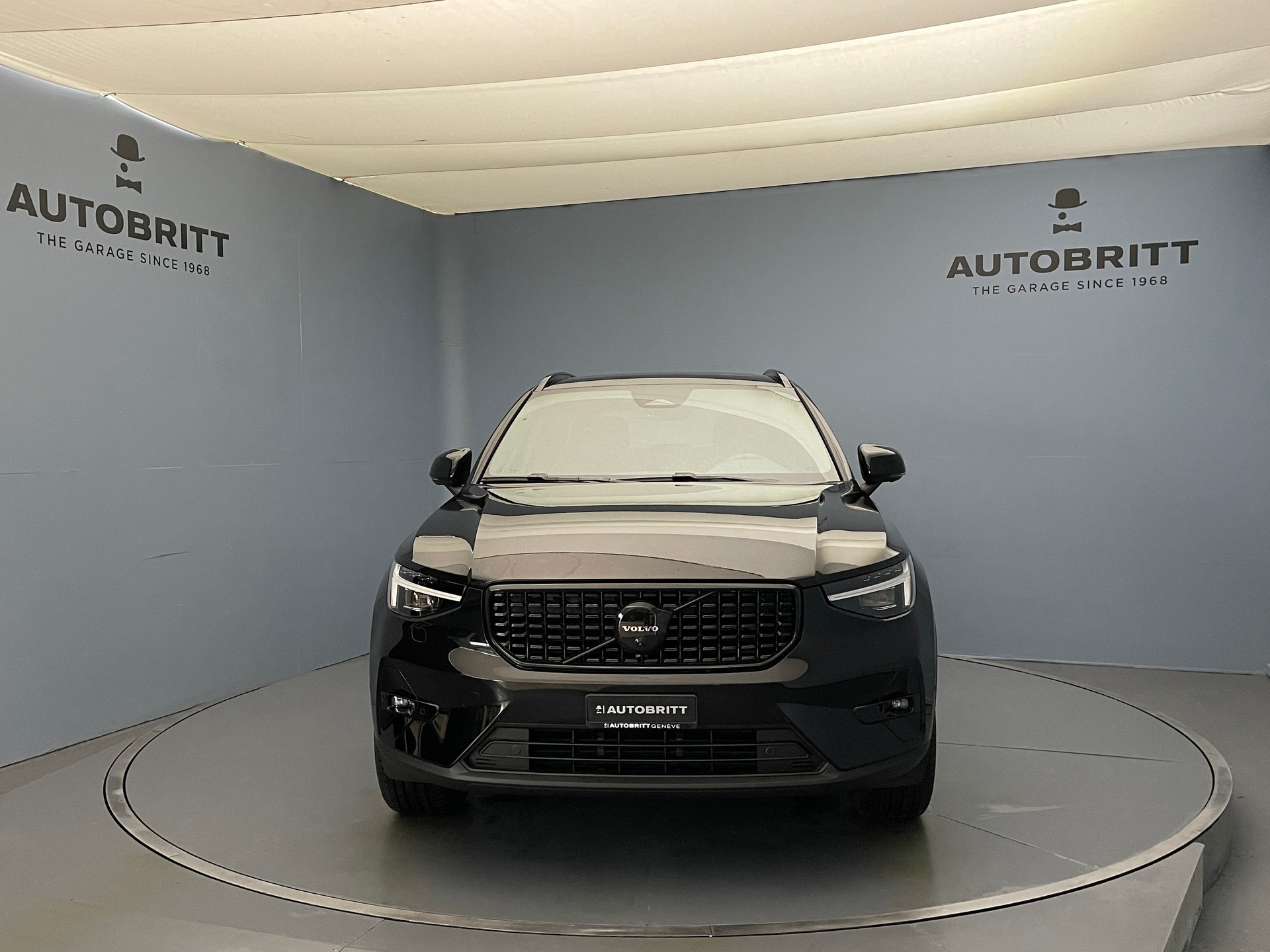 VOLVO XC40 2.0 B4 MH Black Edition-image-4