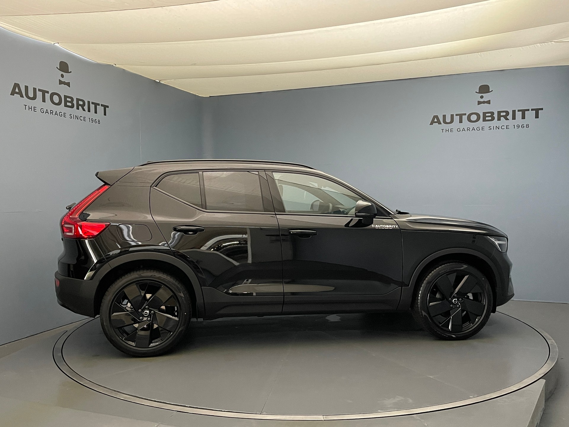 VOLVO XC40 2.0 B4 MH Black Edition-showroom-element-3