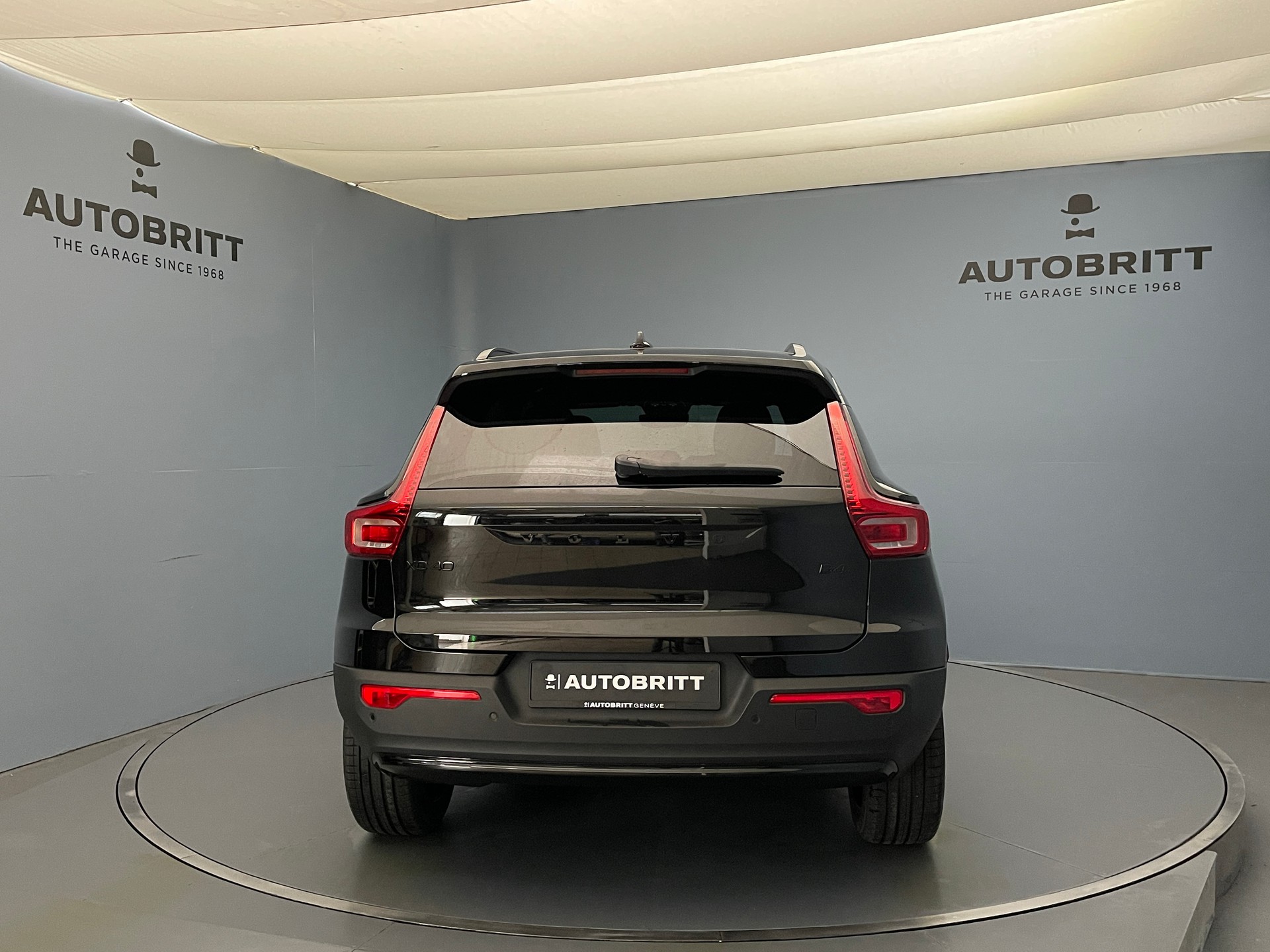 VOLVO XC40 2.0 B4 MH Black Edition-showroom-element-1