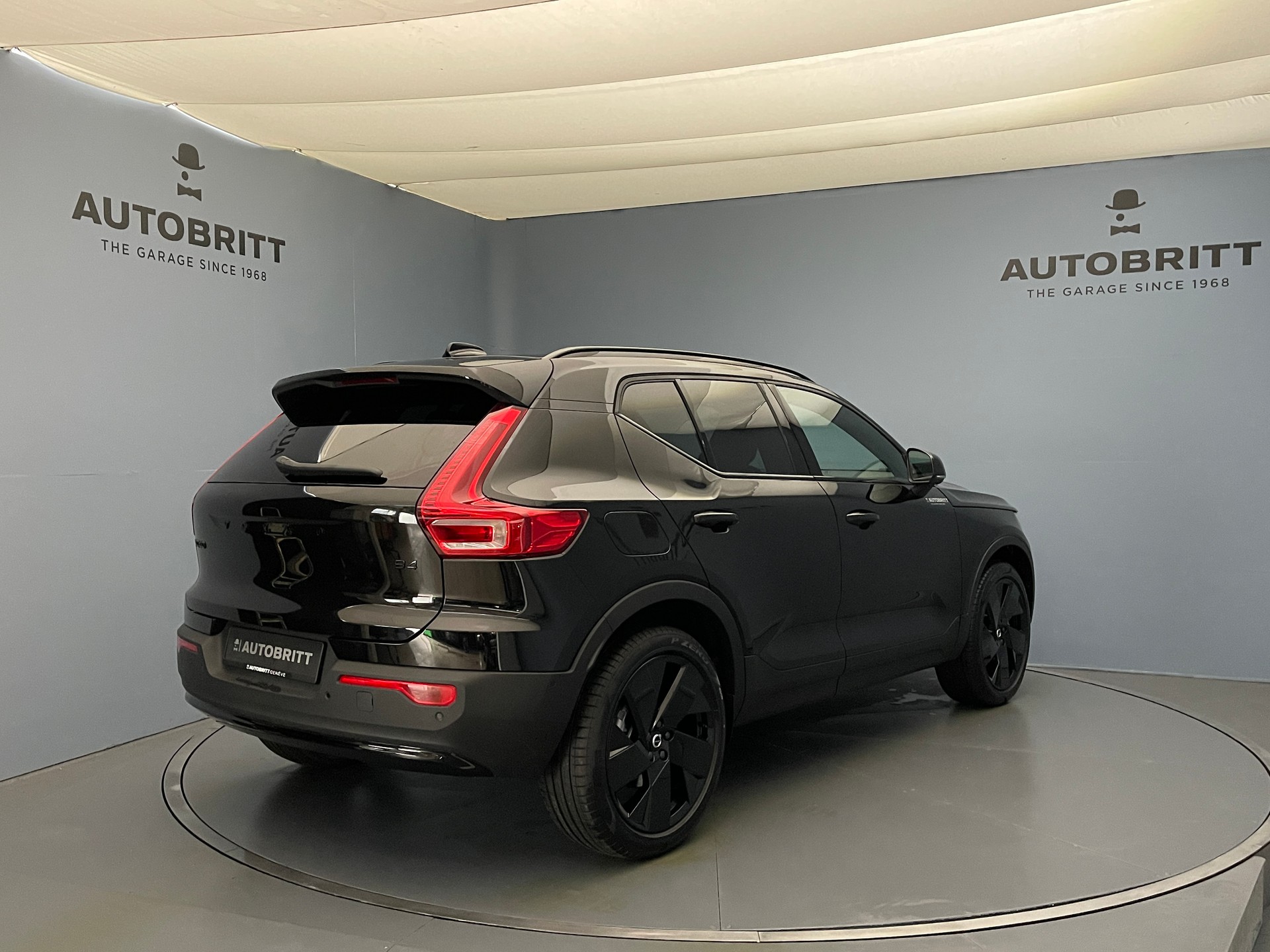 VOLVO XC40 2.0 B4 MH Black Edition-showroom-element-2