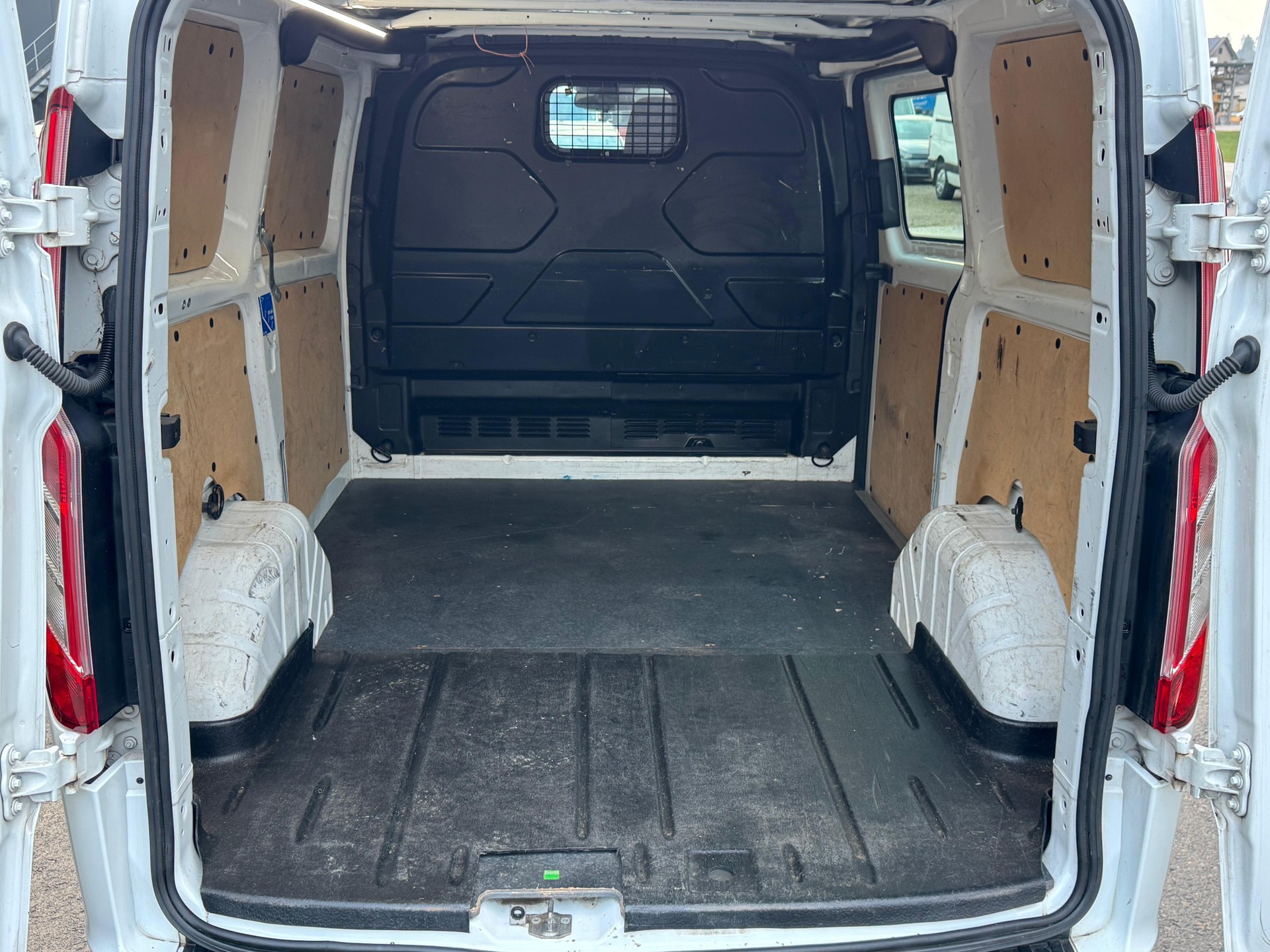 FORD Transit Custom Van 300 L1H1 Trend A-image-9