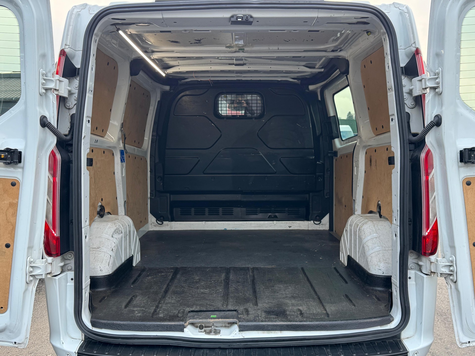 FORD Transit Custom Van 300 L1H1 Trend A-image-8