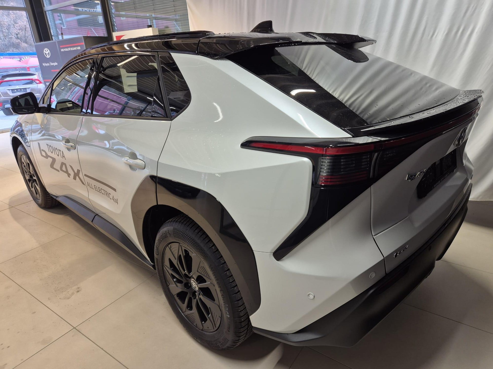 TOYOTA bZ4X Premium AWD-showroom-element-1