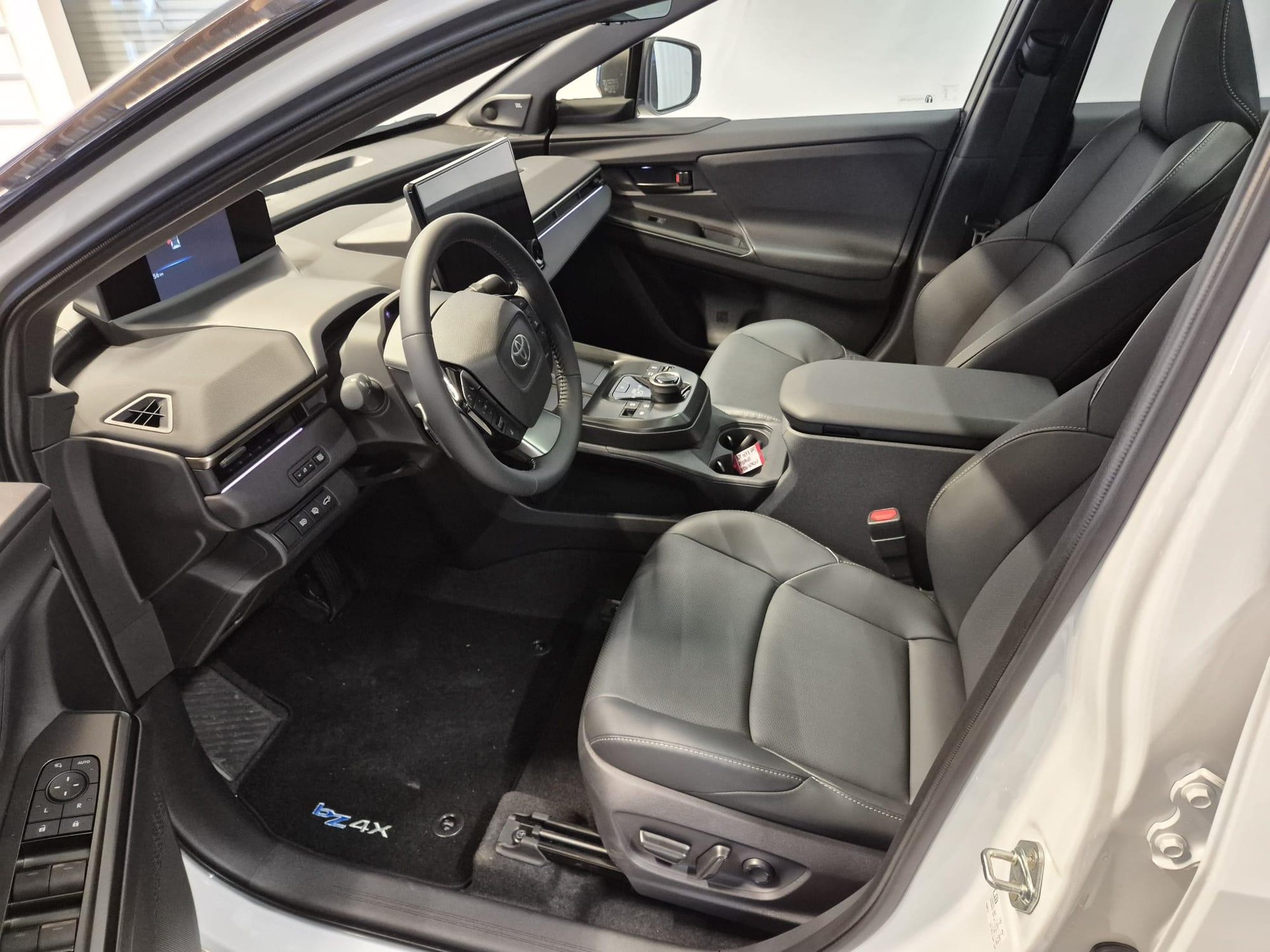 TOYOTA bZ4X Premium AWD-showroom-element-3