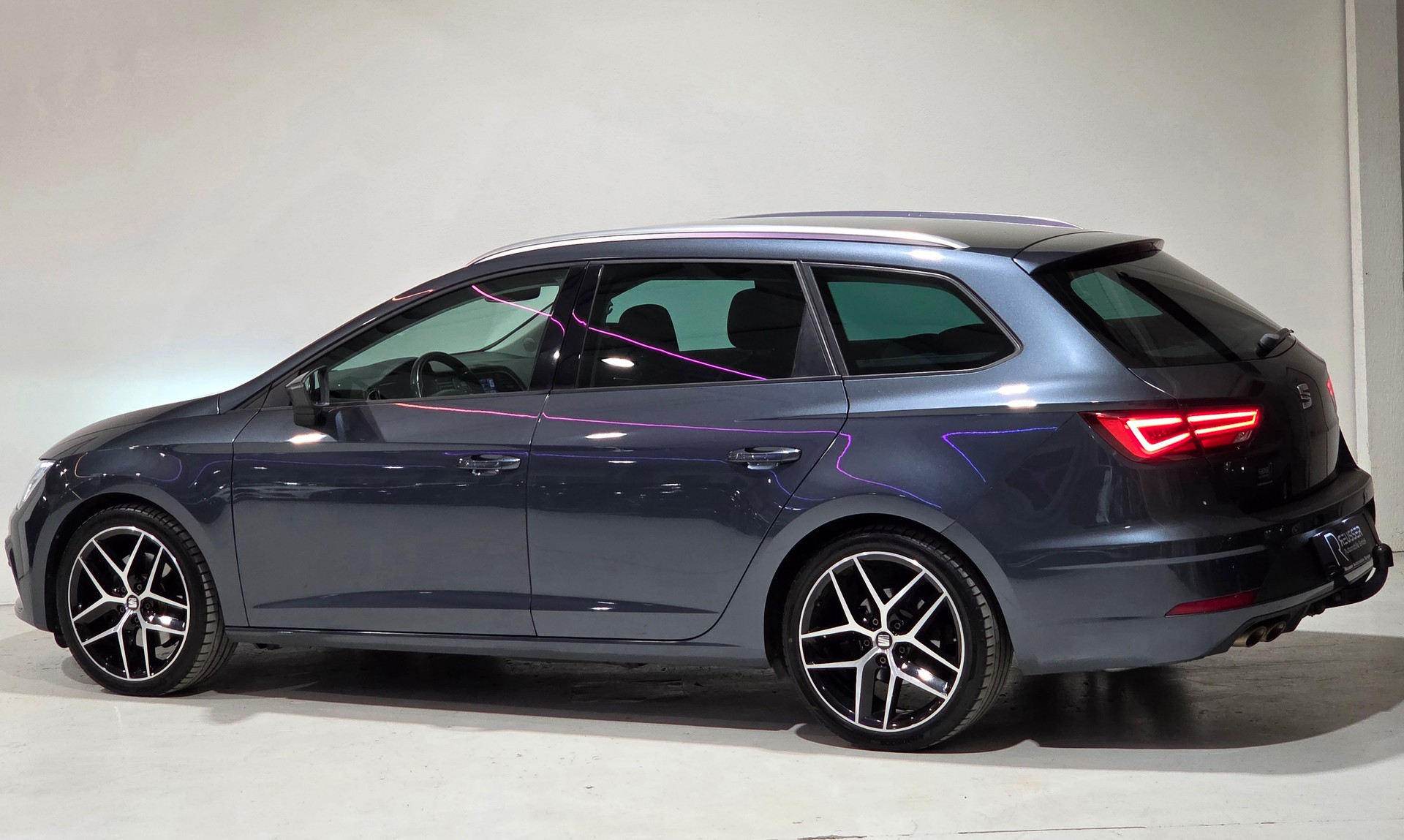 SEAT Leon ST 2.0 TSI SWISS FR DSG-showroom-element-2