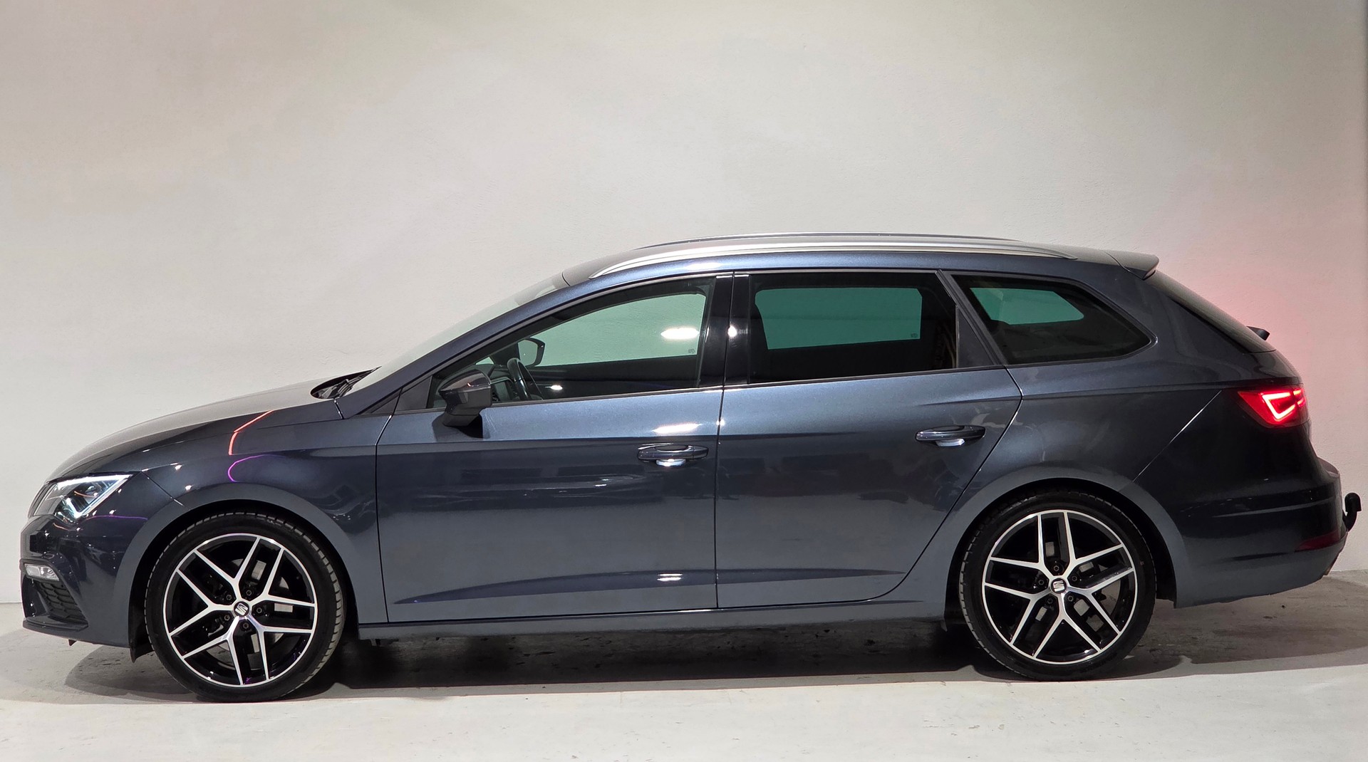 SEAT Leon ST 2.0 TSI SWISS FR DSG-showroom-element-1