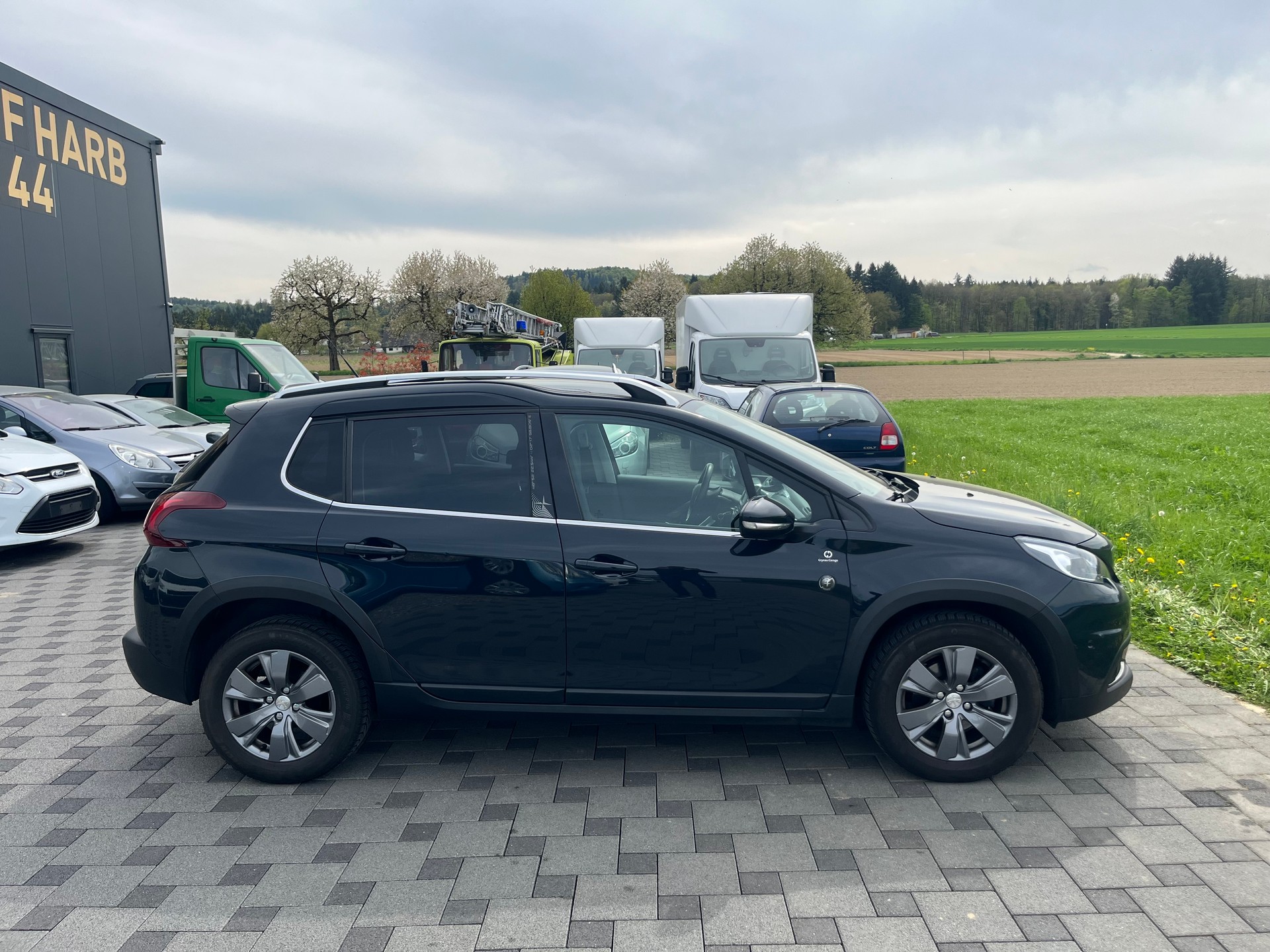PEUGEOT 2008 1.2 PureTech Signature EAT6-image-1