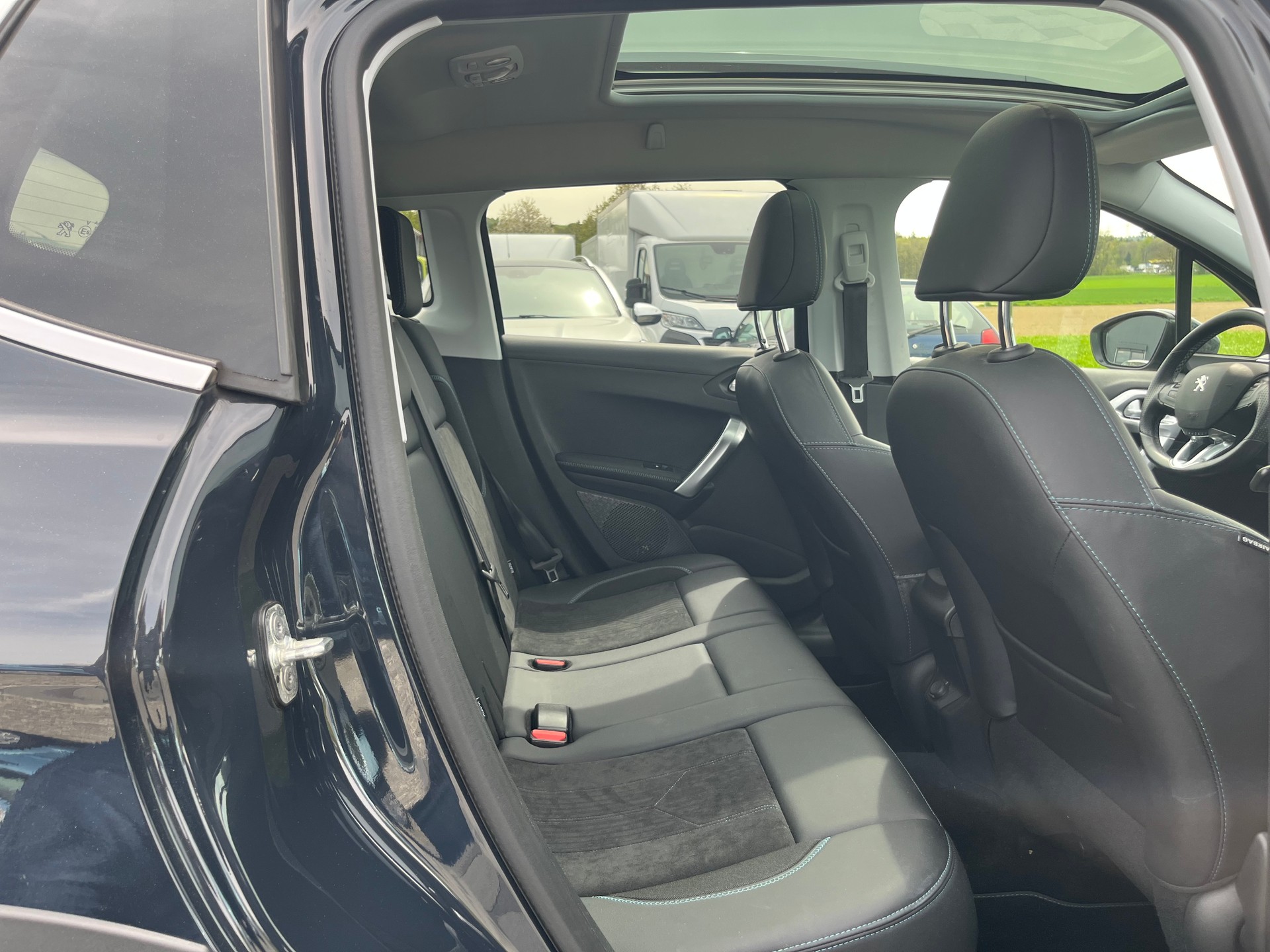 PEUGEOT 2008 1.2 PureTech Signature EAT6-image-9