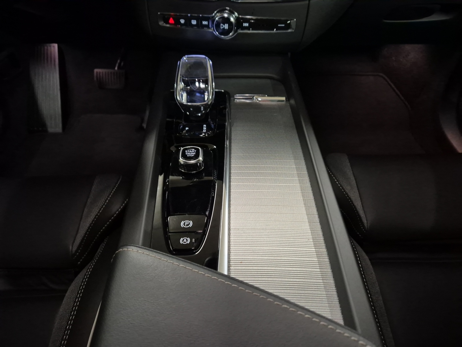 VOLVO XC60 2.0 T8 TE Plus Dark eAWD-image-14
