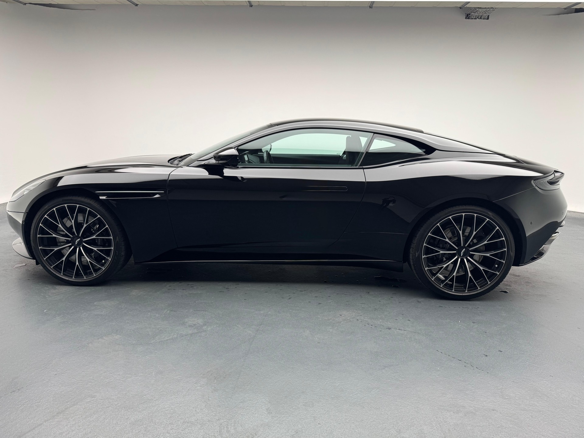 ASTON MARTIN DB11 Coupé 4.0 V8 Bi-Turbo-image-1