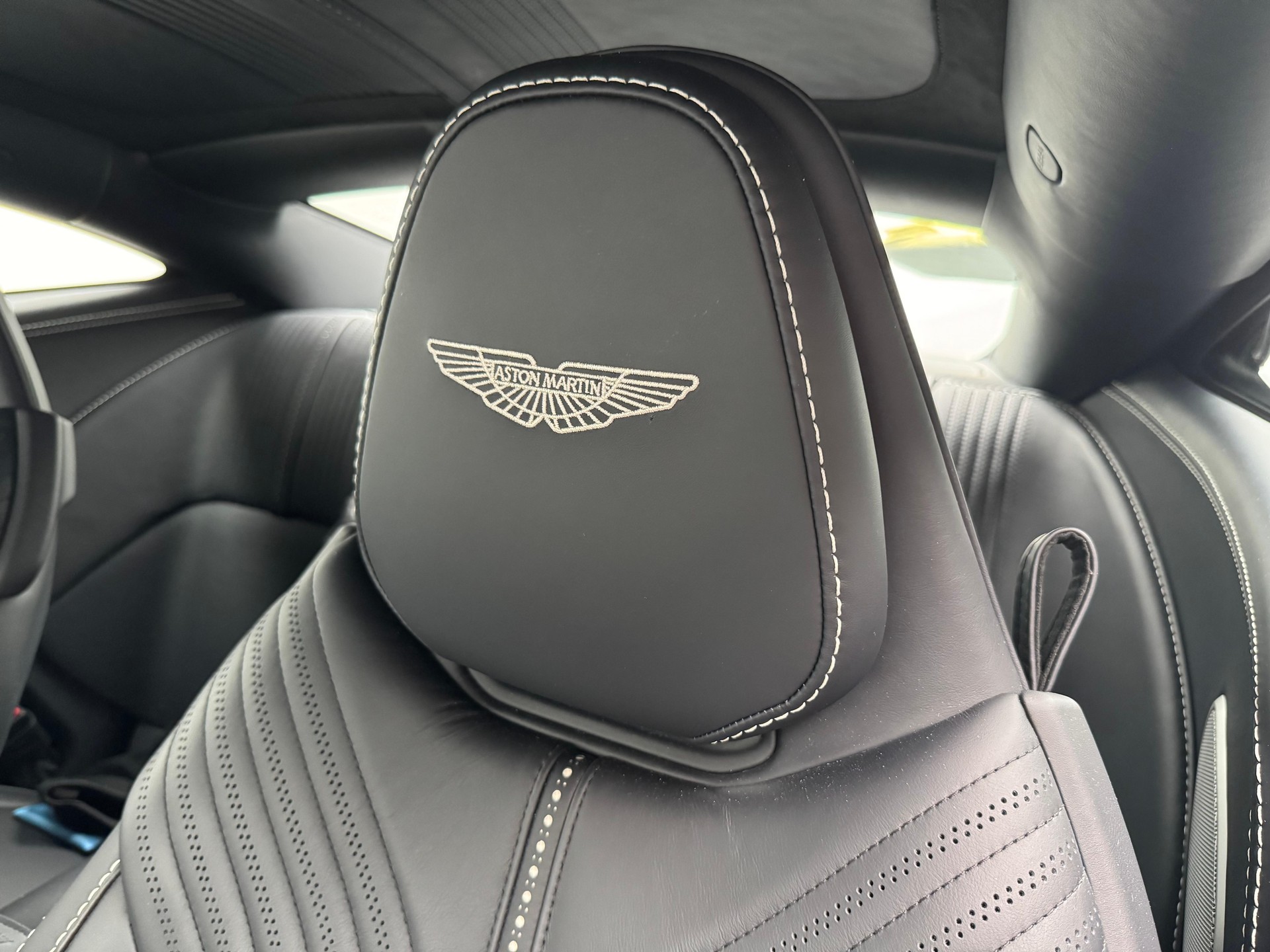 ASTON MARTIN DB11 Coupé 4.0 V8 Bi-Turbo-image-11