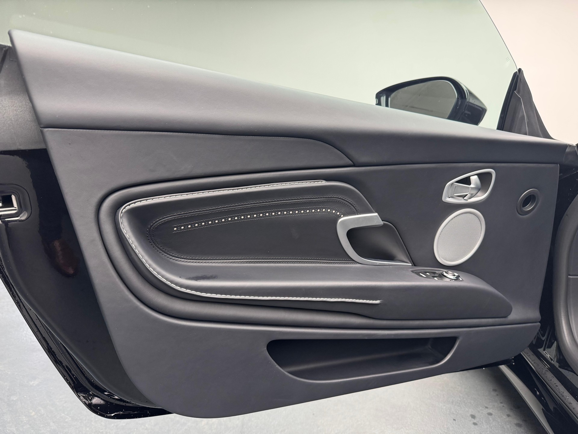 ASTON MARTIN DB11 Coupé 4.0 V8 Bi-Turbo-image-14