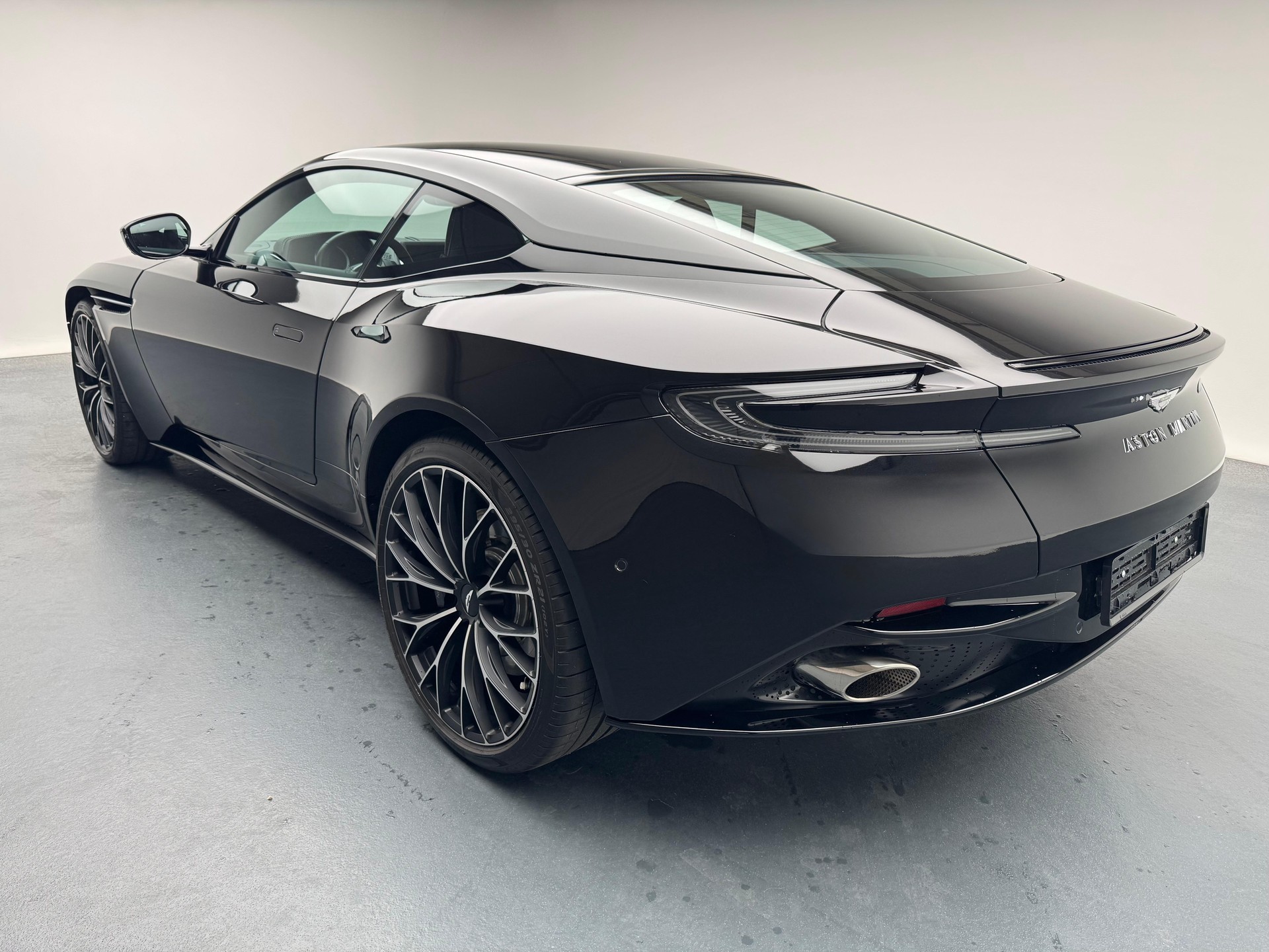 ASTON MARTIN DB11 Coupé 4.0 V8 Bi-Turbo-image-2