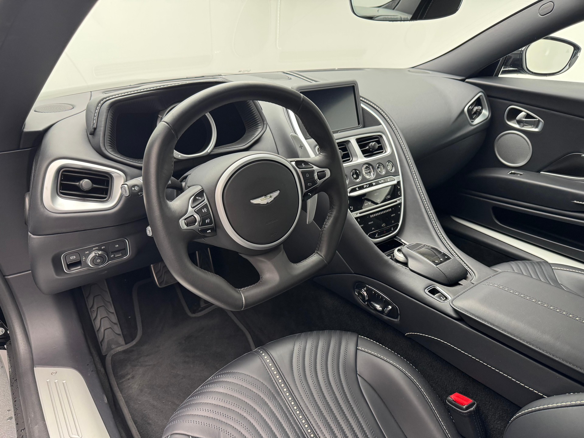 ASTON MARTIN DB11 Coupé 4.0 V8 Bi-Turbo-image-3