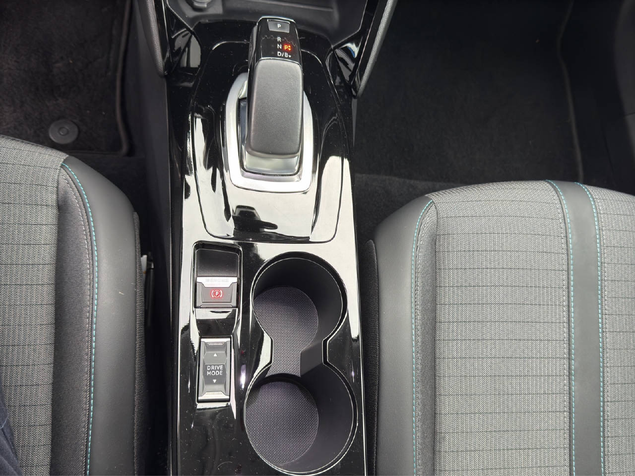 PEUGEOT 2008 e-Allure Pack-image-14