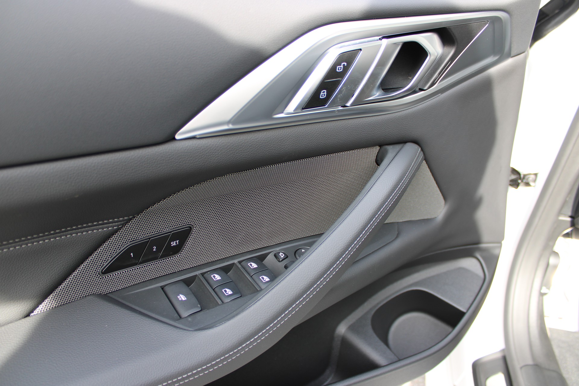 BMW M440i xDrive 48V Cabrio-image-12