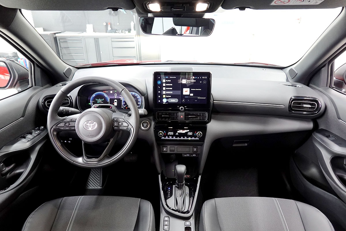 TOYOTA Yaris Cross 1.5 Premium 2WD e-CVT-image-8