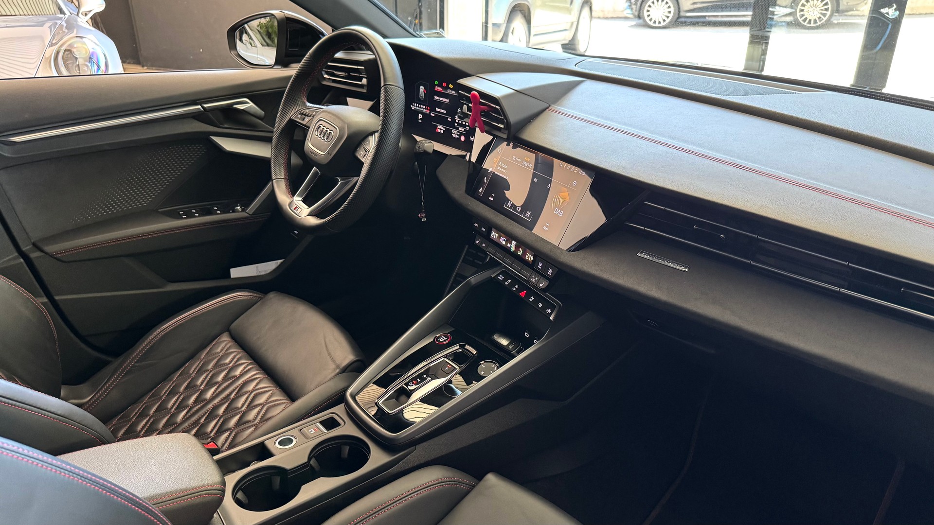 AUDI S3 Sportback TFSI quattro S-tronic-image-12