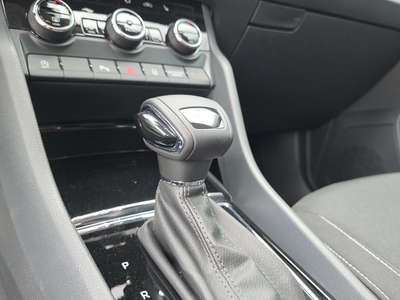 SKODA Karoq 1.5 TSI ACT Ambition DSG-image-13