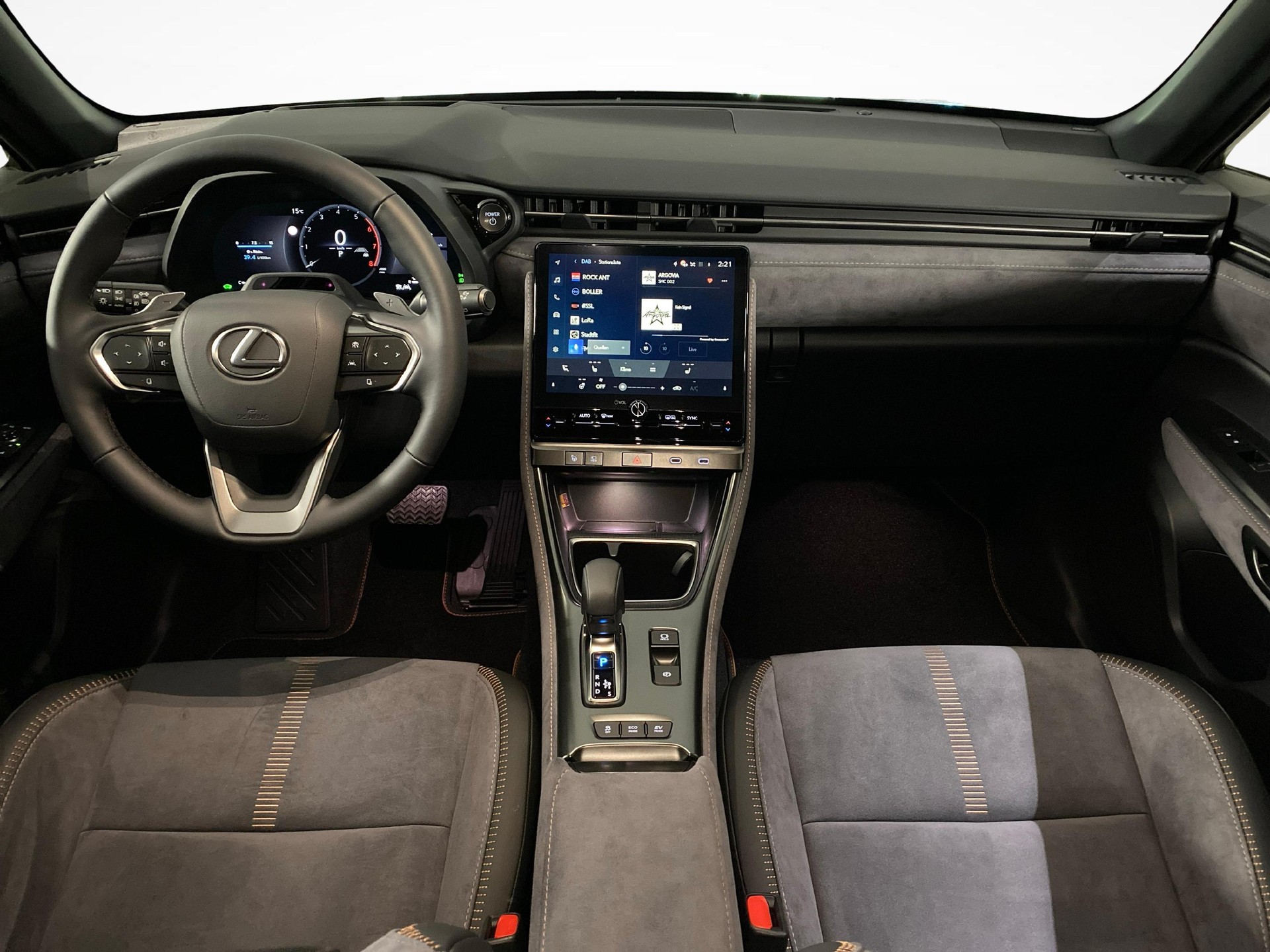 LEXUS LBX 1.5 Hybrid Cool AWD-image-13