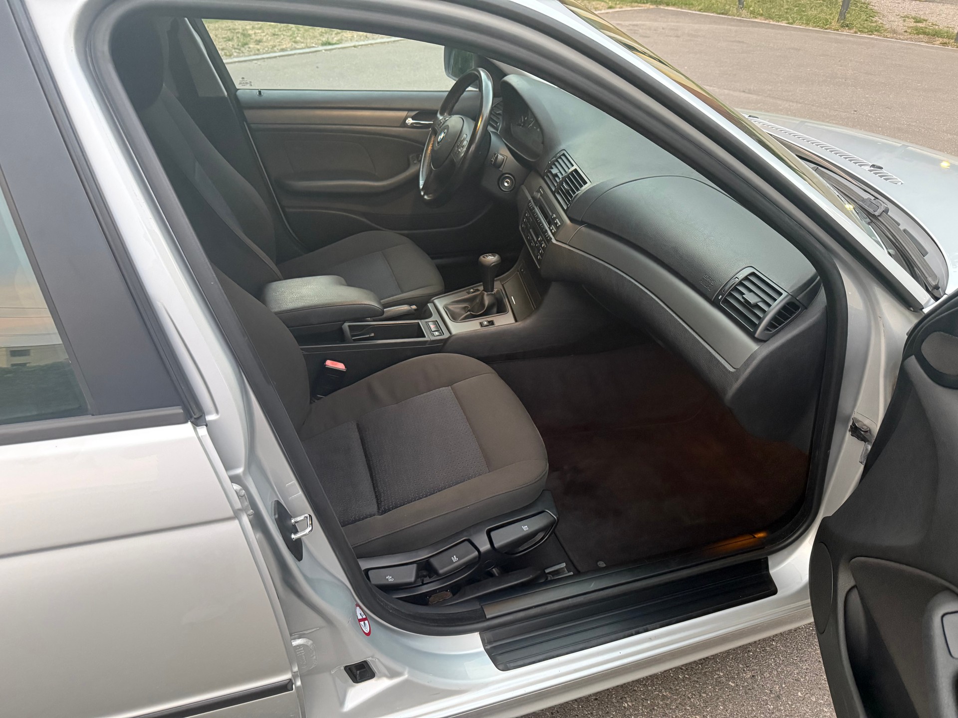BMW 318i Touring-image-17