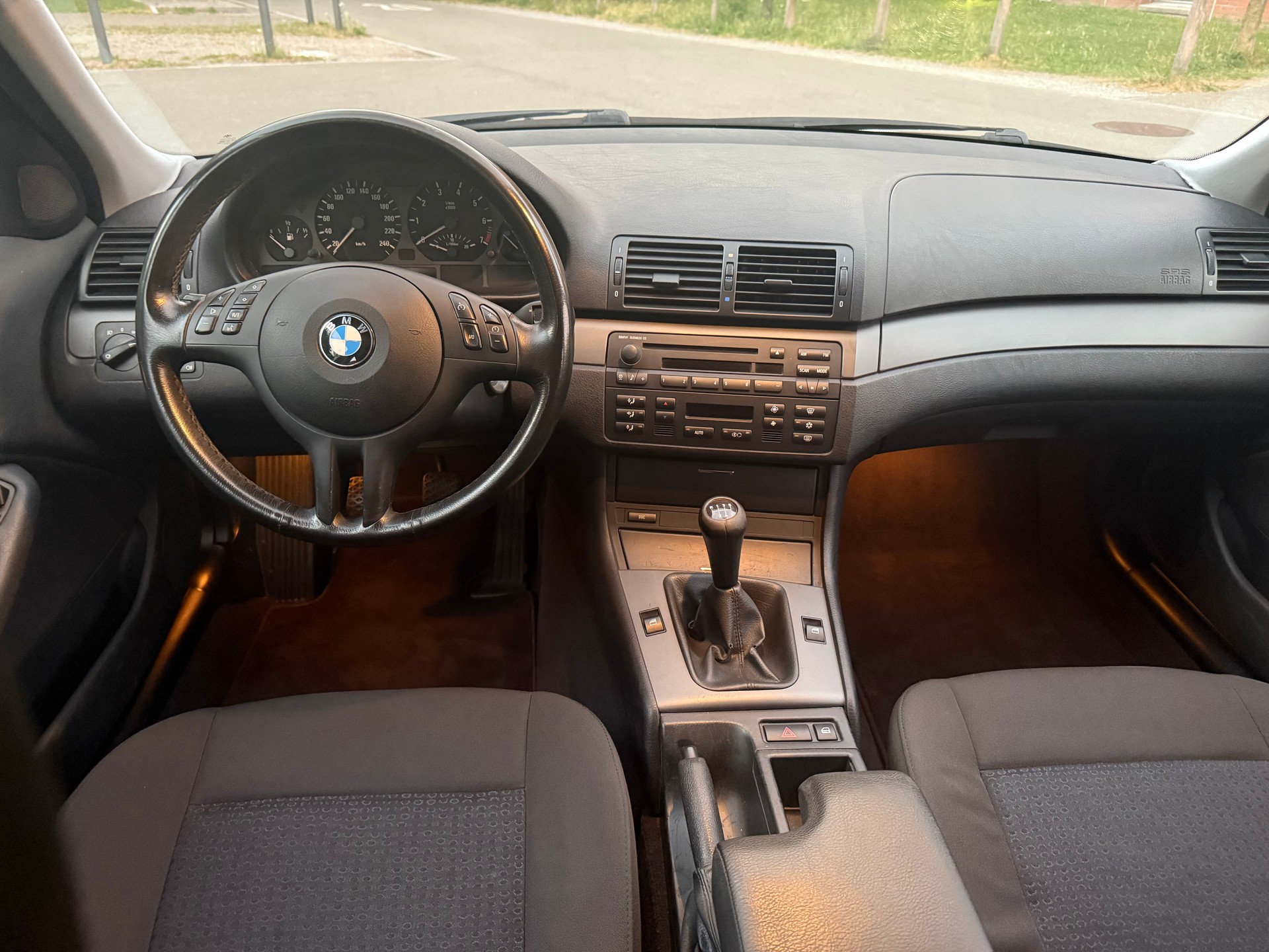 BMW 318i Touring-image-16