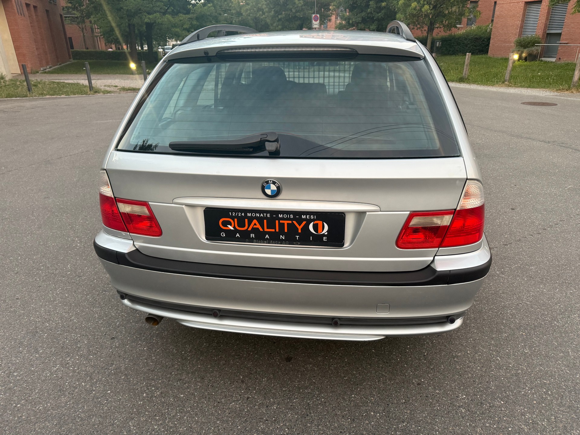 BMW 318i Touring-image-9