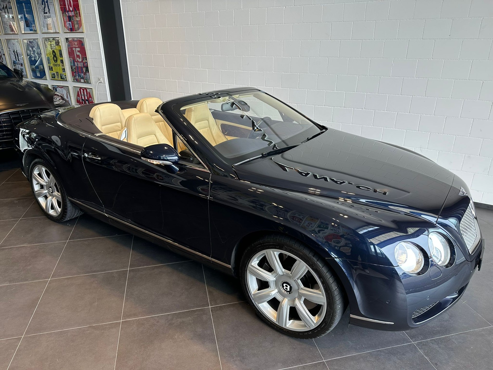 BENTLEY Continental GTC 6.0-showroom-element-2