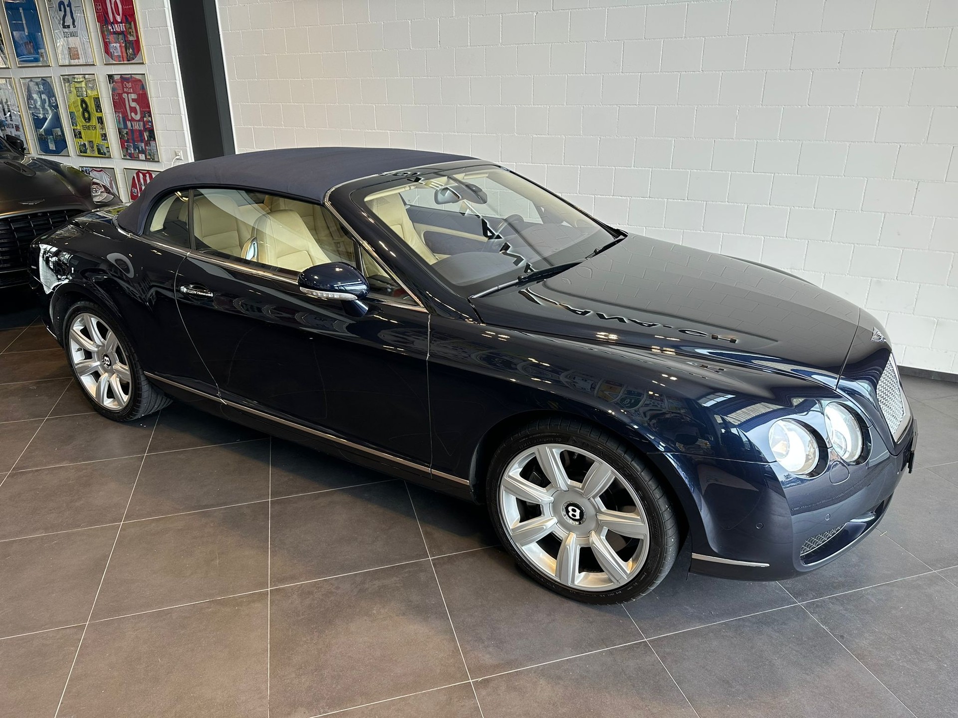 BENTLEY Continental GTC 6.0-showroom-element-3