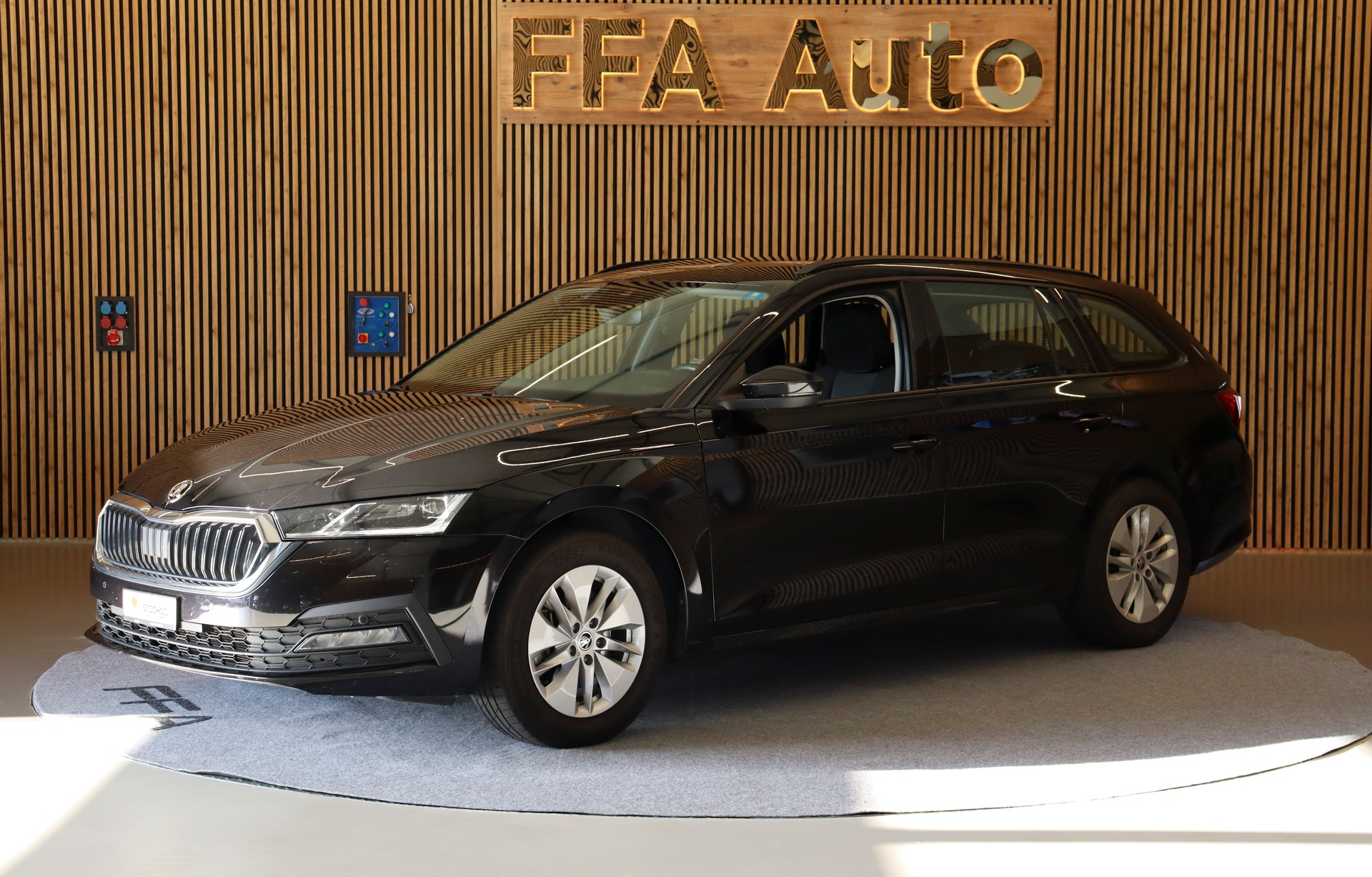 SKODA Octavia Combi 2.0 TDI Ambition 4x4 DSG-showroom-element-1
