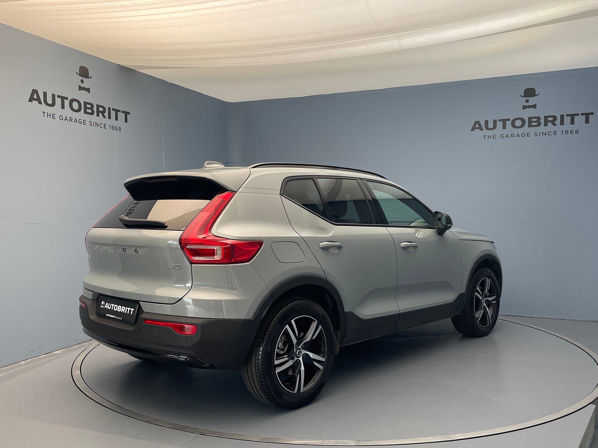 VOLVO XC40 2.0 B3 MH Plus Dark-showroom-element-1