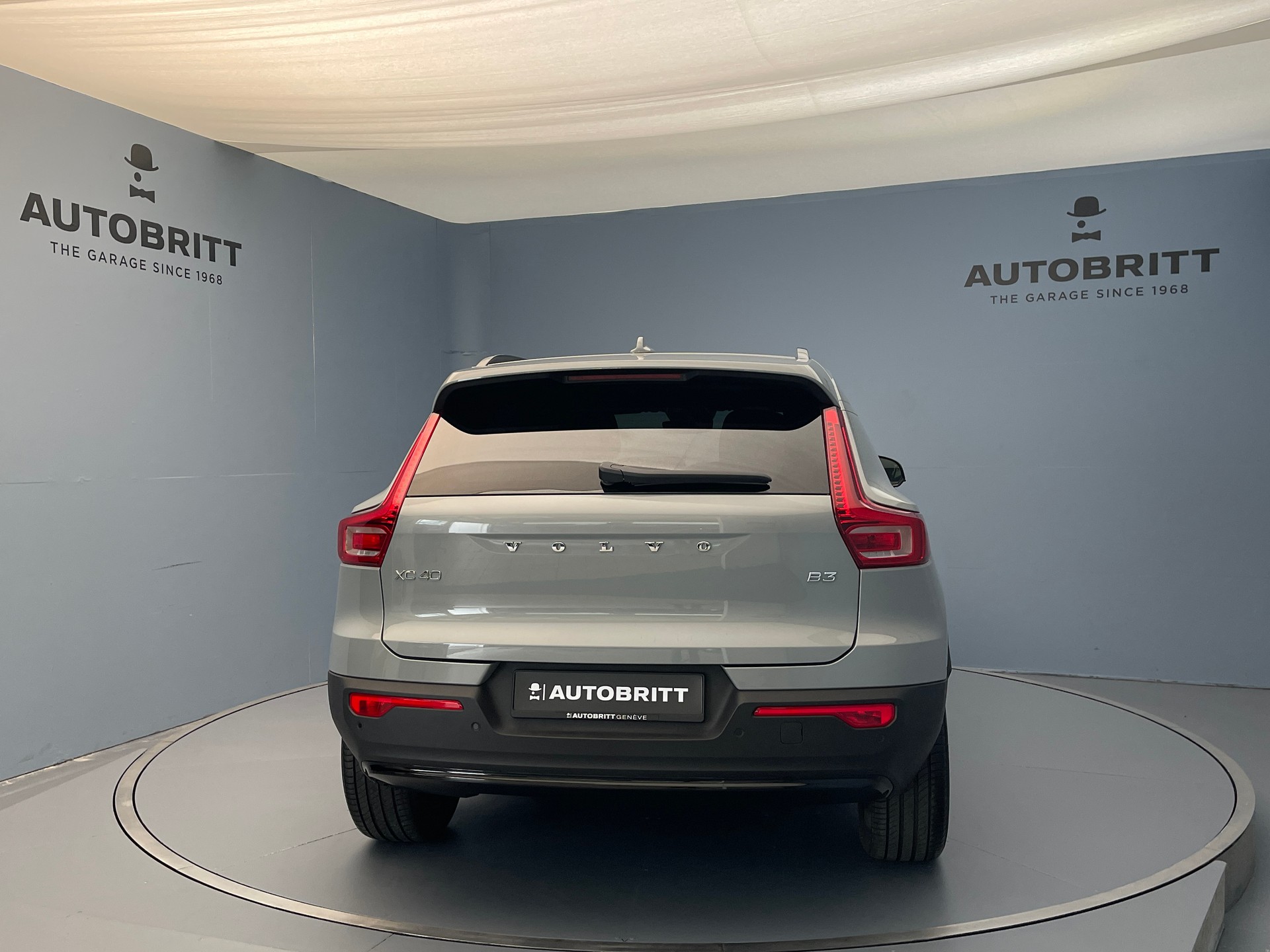 VOLVO XC40 2.0 B3 MH Plus Dark-showroom-element-3