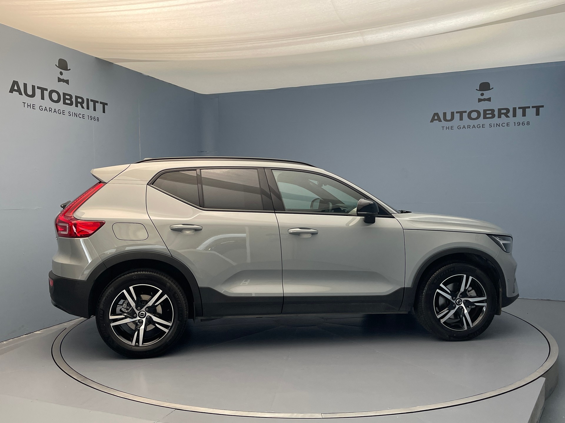 VOLVO XC40 2.0 B3 MH Plus Dark-showroom-element-2