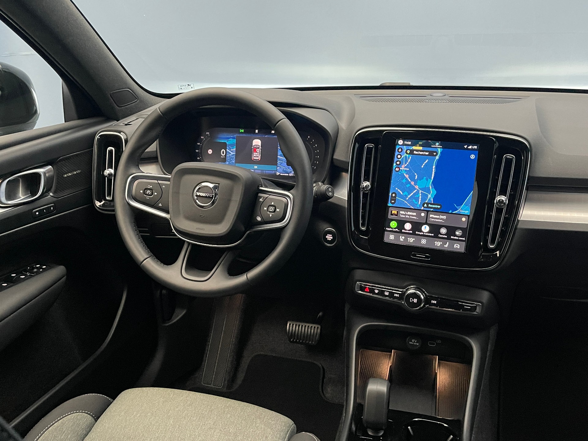 VOLVO XC40 2.0 B3 MH Plus Dark-image-12