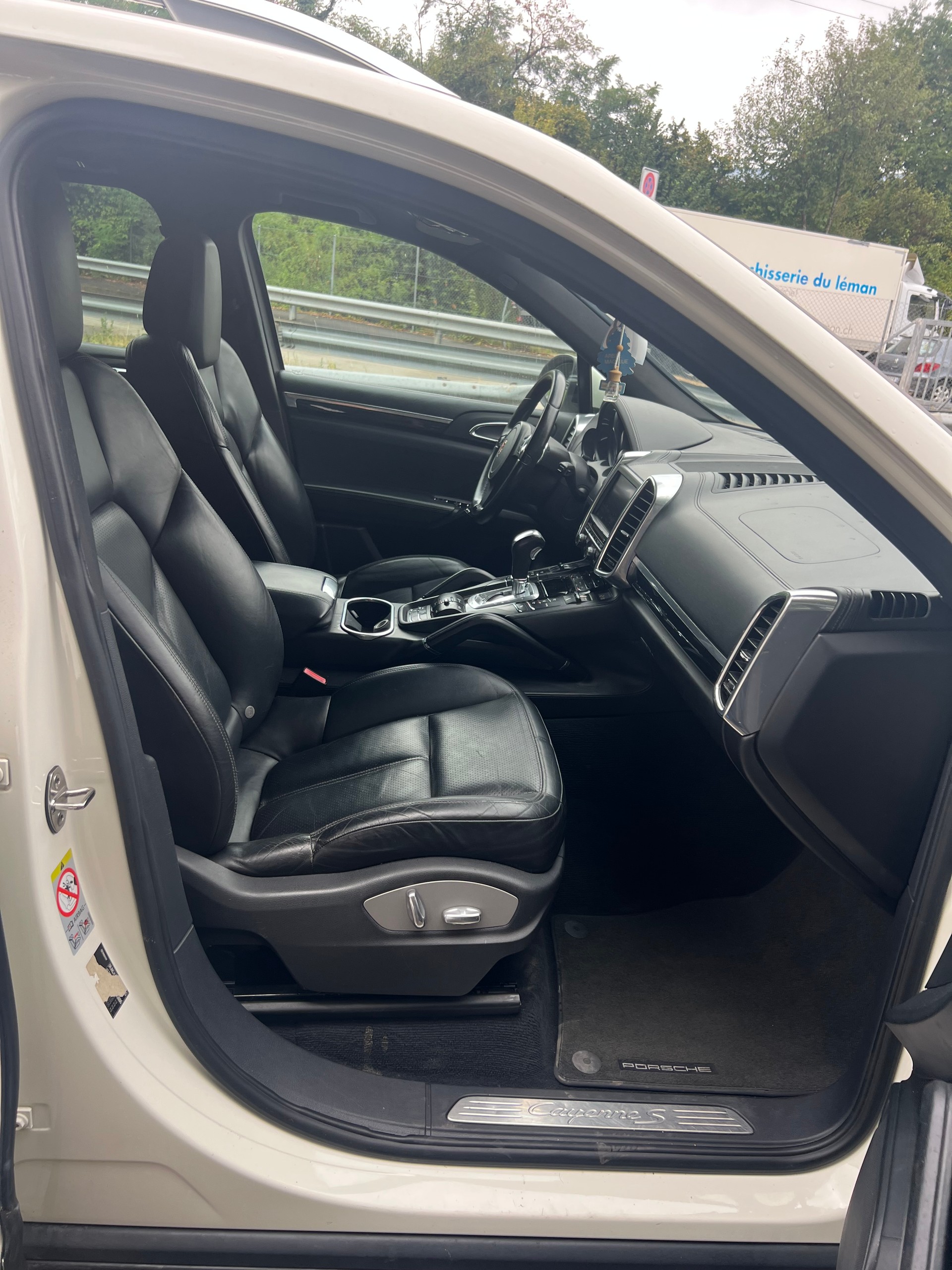 PORSCHE Cayenne S Hybrid-image-13