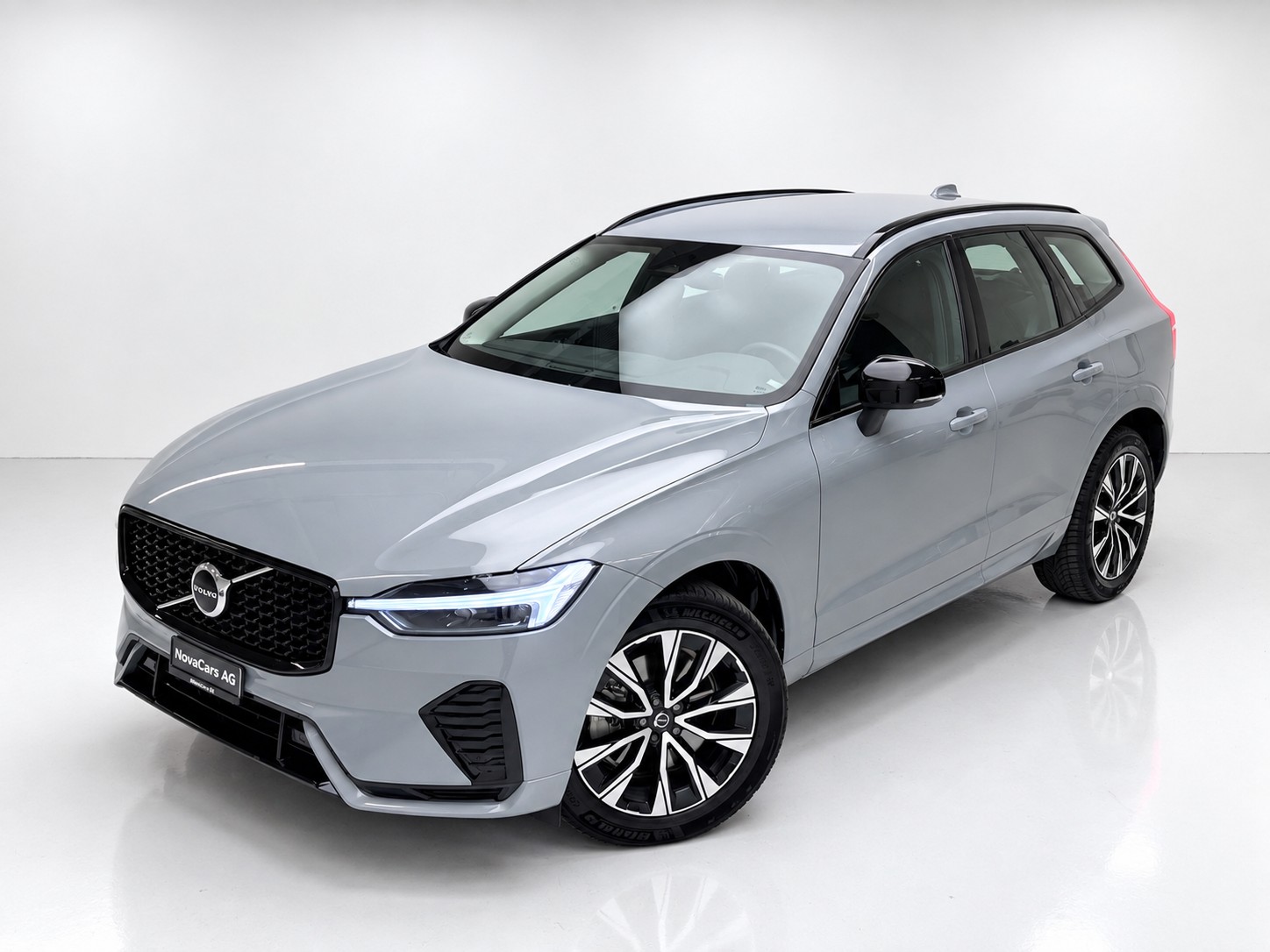 VOLVO XC60 B4 Diesel Mild Hybrid AWD Plus Dark Geartronic-showroom-element-1
