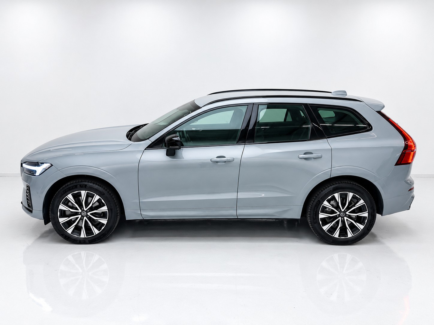 VOLVO XC60 B4 Diesel Mild Hybrid AWD Plus Dark Geartronic-showroom-element-2